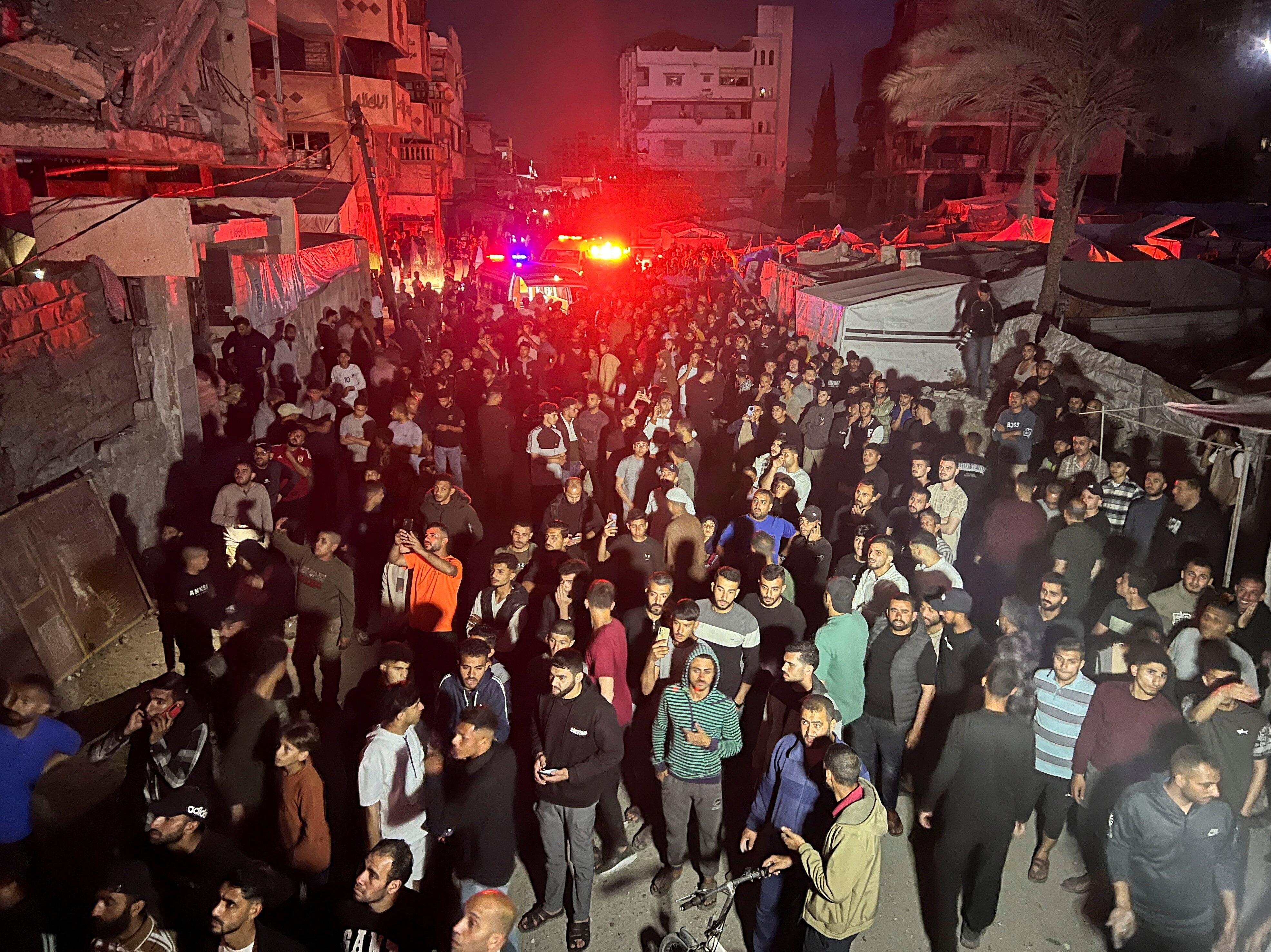 Varias personas se congregan alrededor de un edificio de apartamentos mientras arde un incendio tras un bombardeo israelí, según el Ministerio de Salud, en la ciudad de Gaza, el 15 de mayo de 2026. REUTERS/Ebrahim Hajjaj