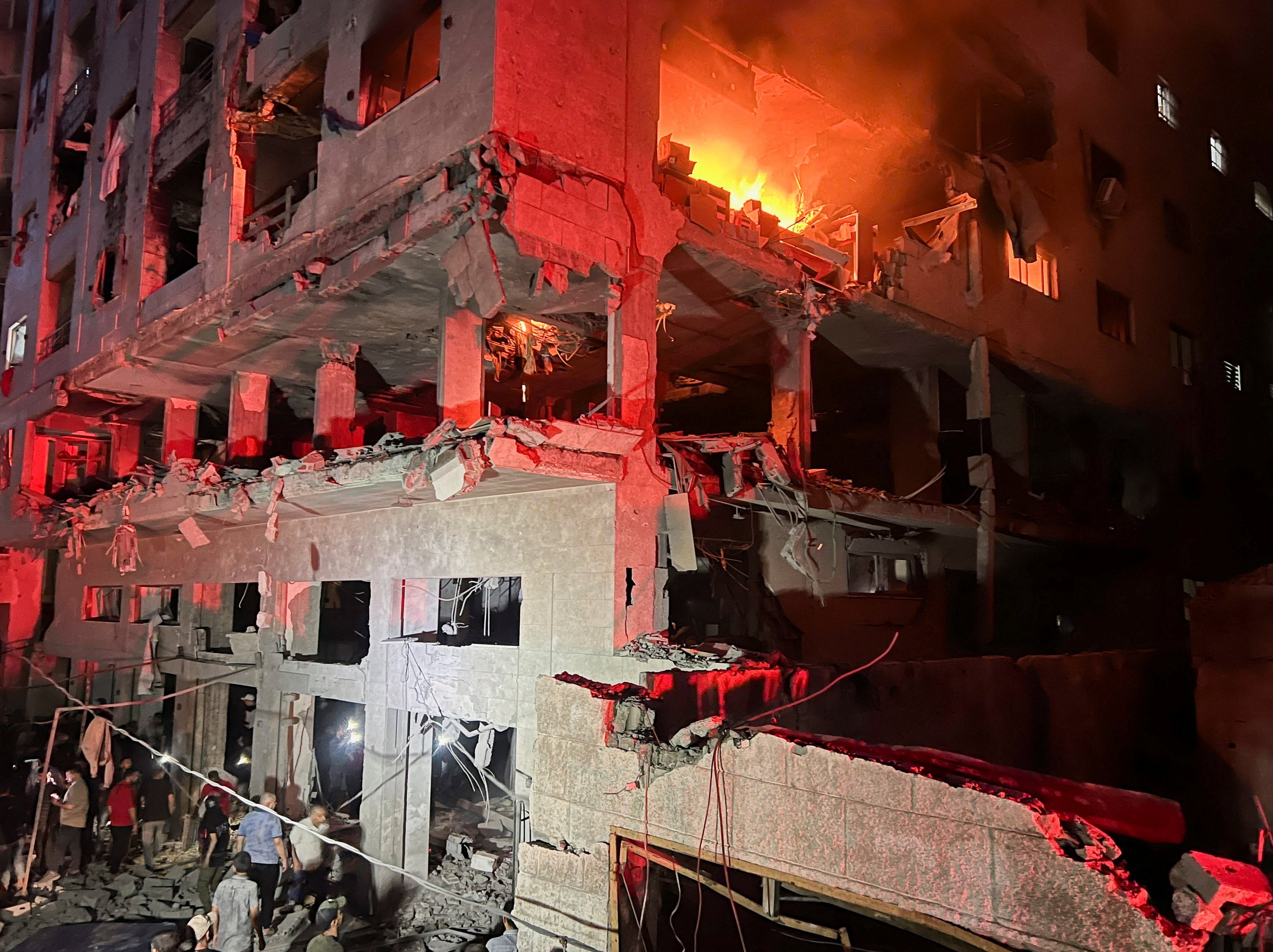 Un incendio arde en un apartamento residencial tras un bombardeo israelí, según el Ministerio de Salud, en la ciudad de Gaza, el 15 de mayo de 2026. REUTERS/Ebrahim Hajjaj
