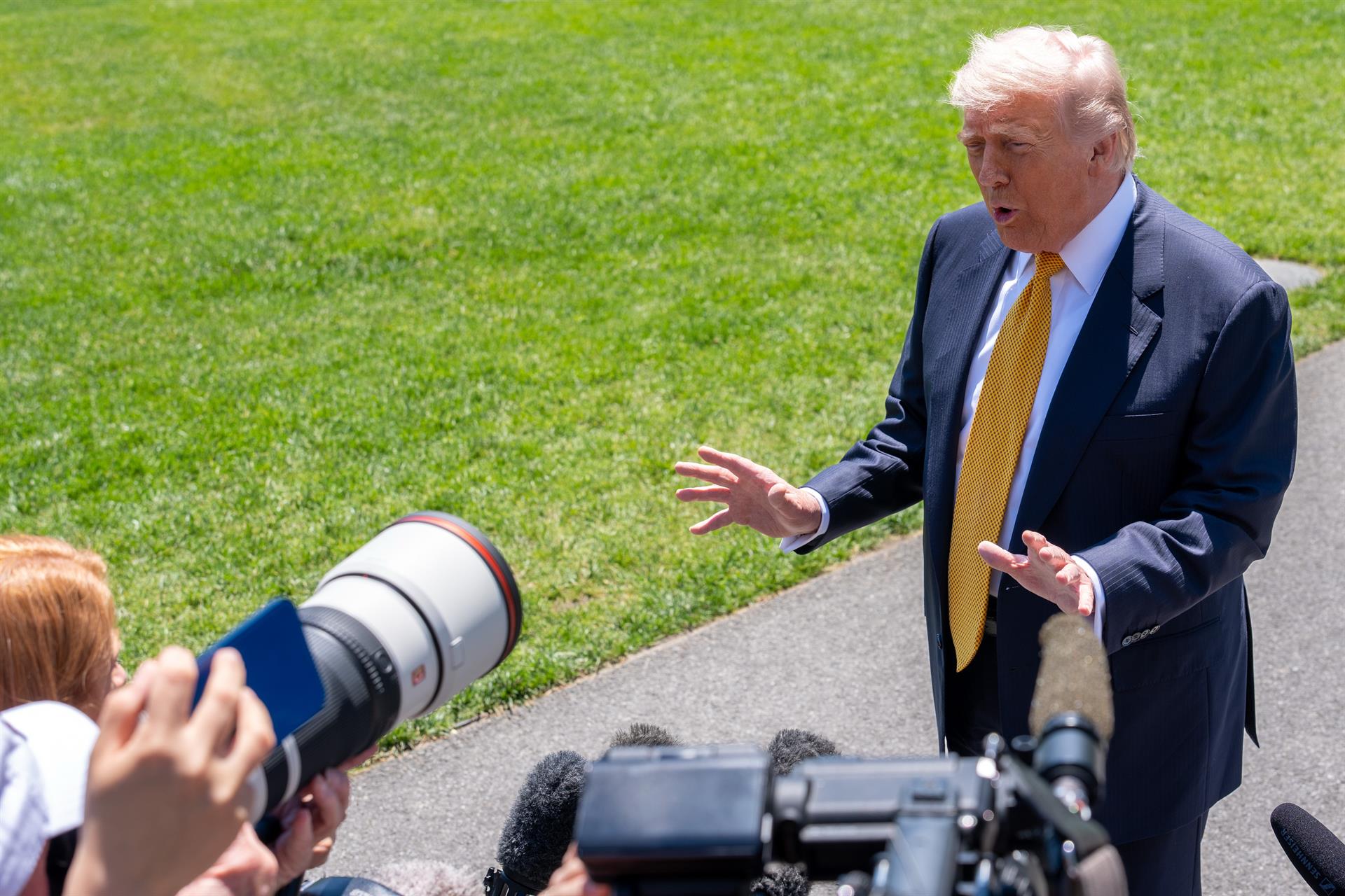 Tras las primeras negociaciones, el presidente estadounidense Donald Trump anunció una extensión de tres semanas del alto el fuego y expresó optimismo sobre la posibilidad de alcanzar un acuerdo histórico entre ambos países (EP)
