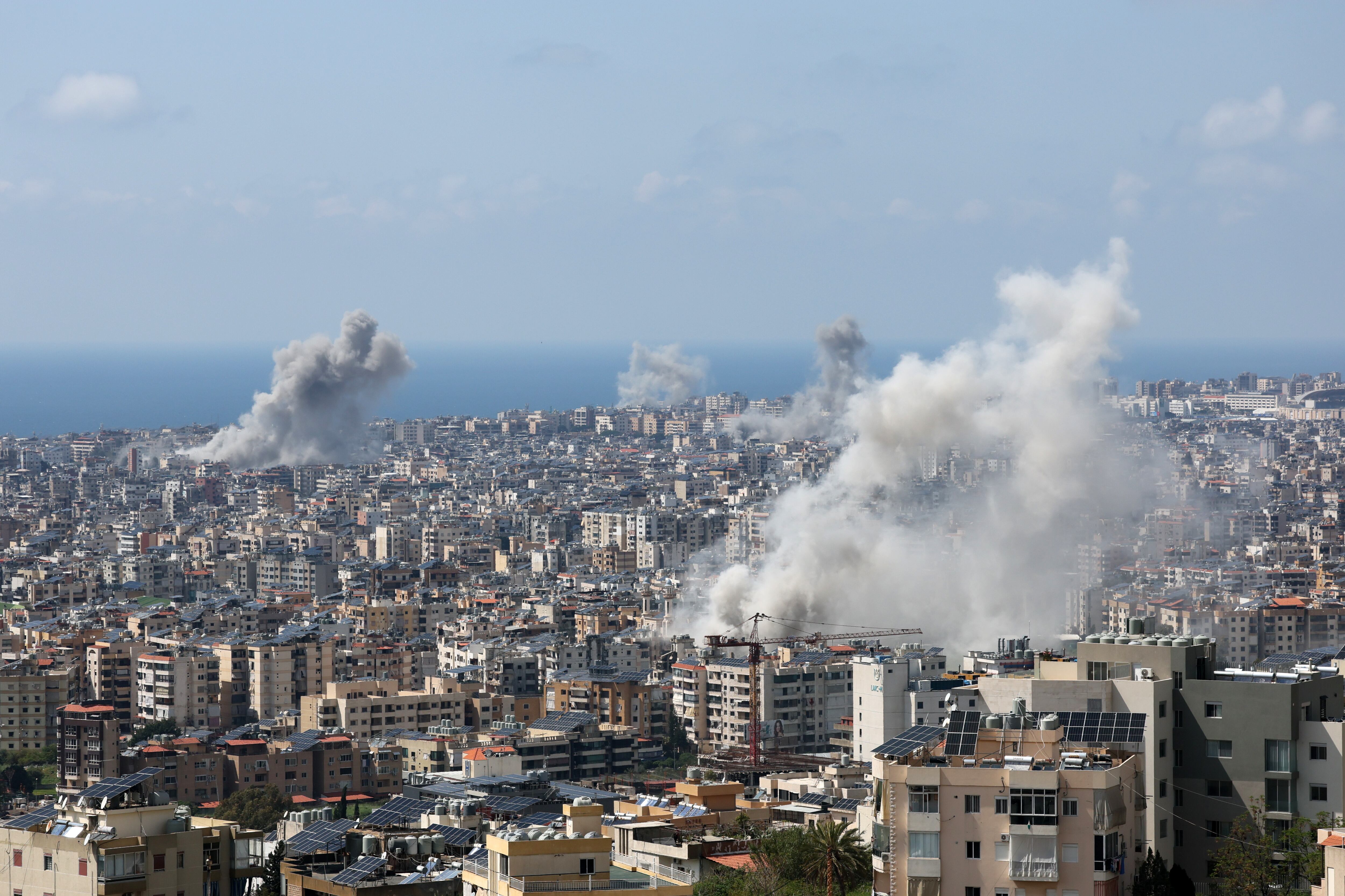 Se observa humo tras un ataque aéreo israelí contra los suburbios del sur de Beirut, Dahiyeh, Líbano (EFE)