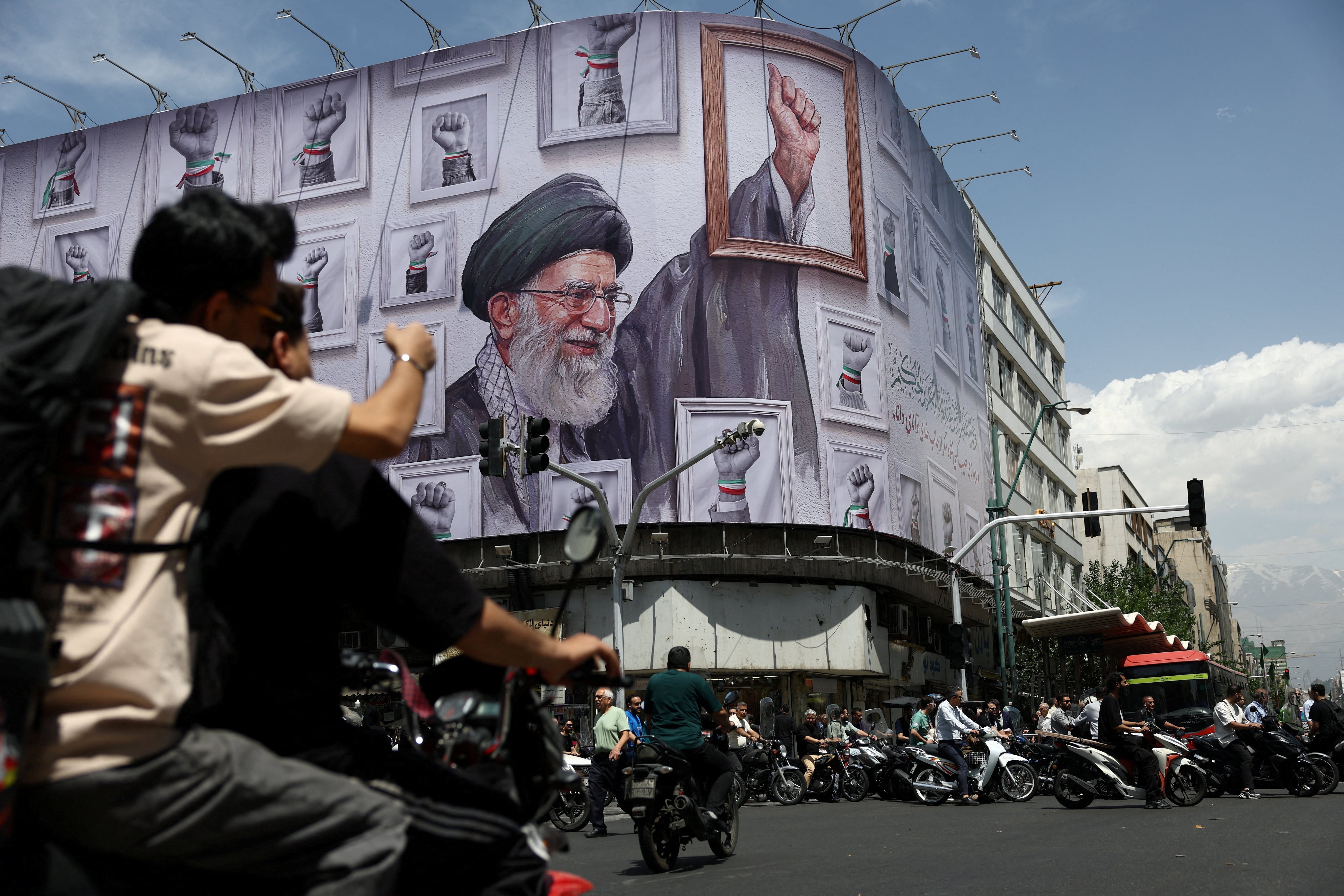 FOTO DE ARCHIVO-Varias personas conducen motocicletas cerca de una valla publicitaria con una imagen del difunto Líder Supremo de Irán, el ayatolá Ali Jamenei, en Teherán, Irán. 6 de mayo de 2026
Majid Asgaripour/WANA (Agencia de Noticias de Asia Occidental) vía REUTERS