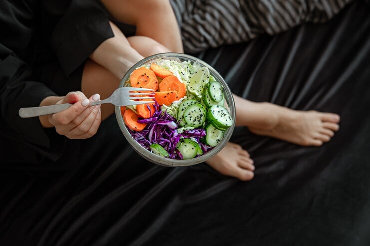 Empezar por vegetales puede ayudar a moderar la respuesta glucémica por el aporte de fibra, de acuerdo con su explicación (Freepik)