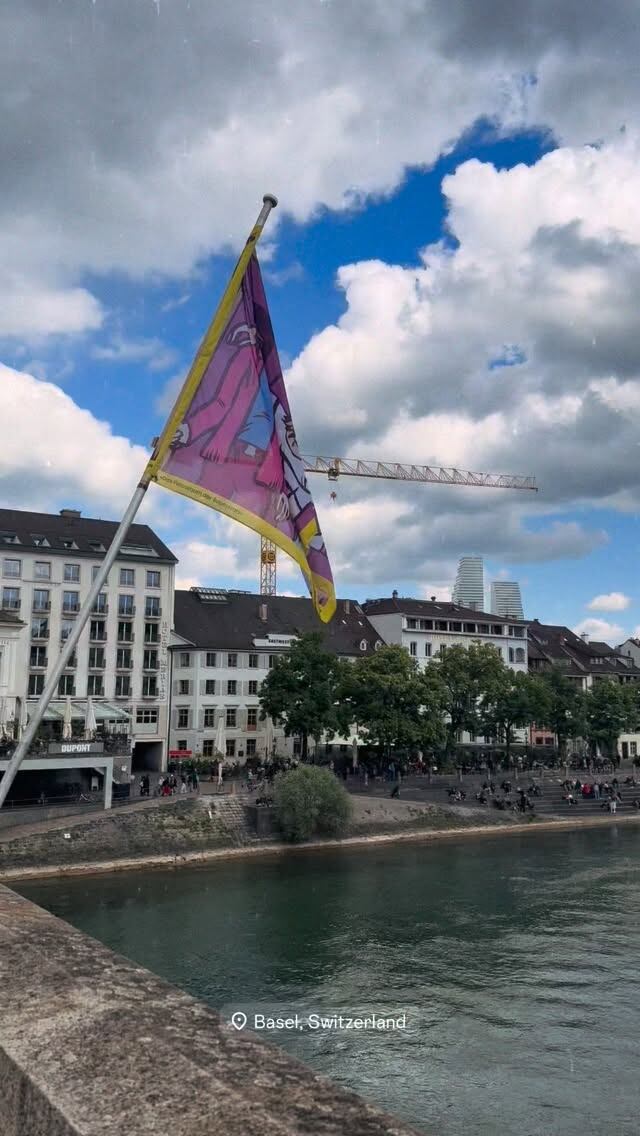 Jimena compartió una imagen de la pintoresca Basilea, Suiza, como parte de sus vacaciones familiares, mostrando el río Rin y la arquitectura local bajo un cielo nublado