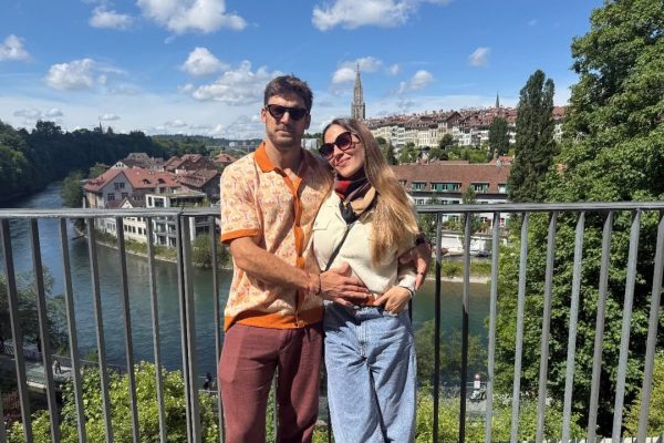 Jimena Barón con Matías Palleiro y su bebé en Suiza: puentes ecológicos, destrezas al libre y momentos de risas