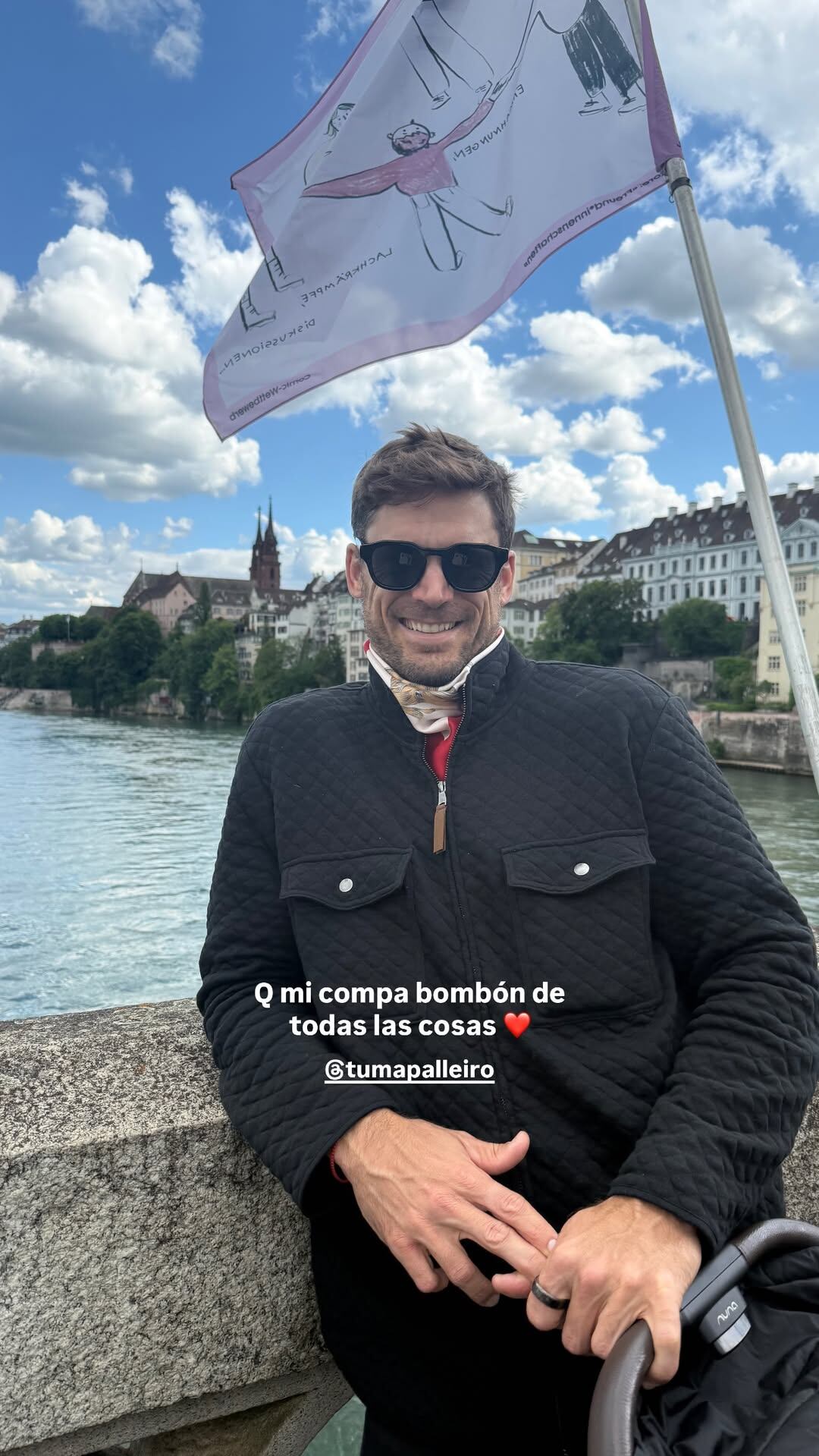 Matías Palleiro, pareja de la cantante Jimena Barón, sonríe mientras posa junto a un río en Suiza durante sus vacaciones familiares