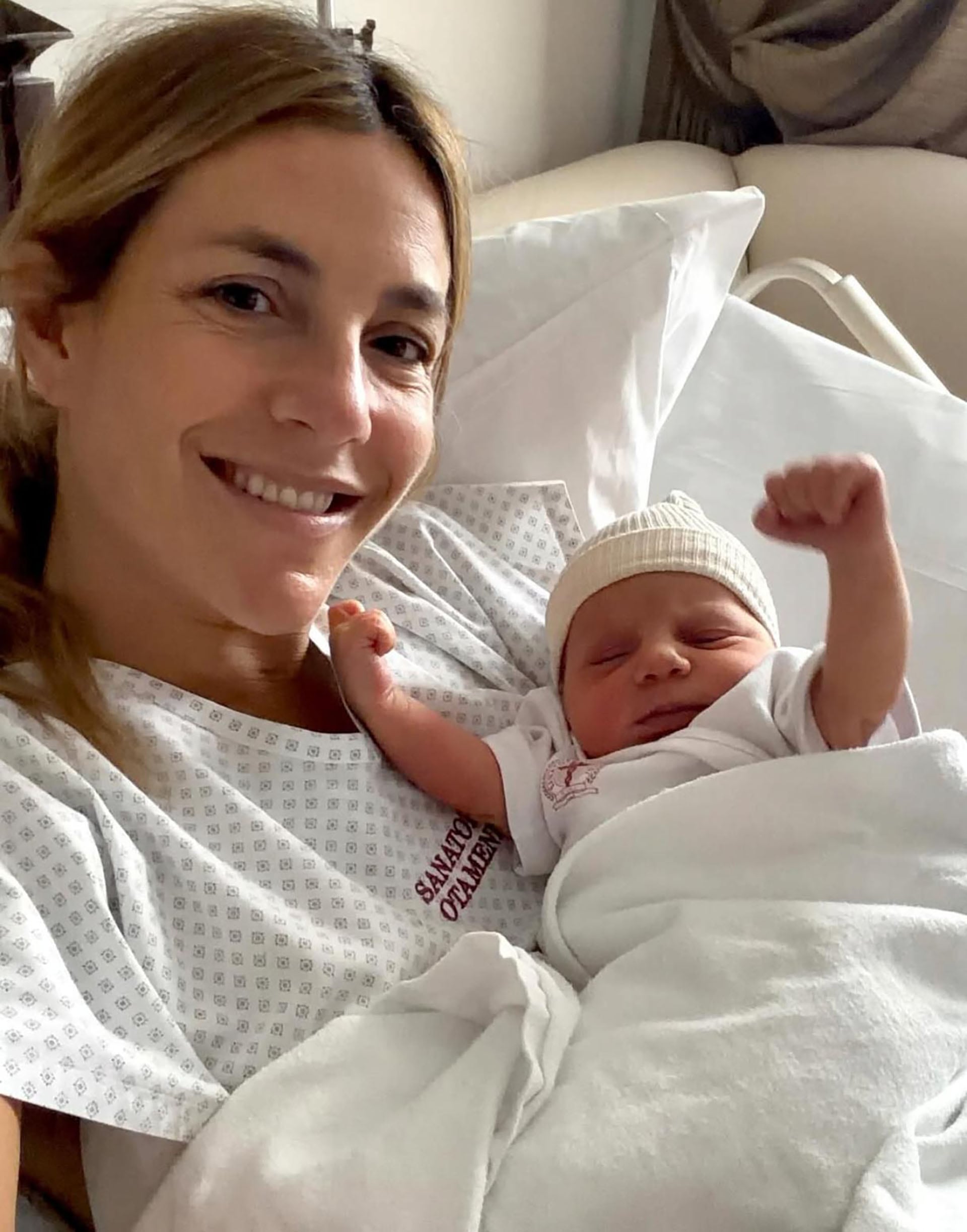 María Belén Ludueña sonríe sosteniendo a su hijo recién nacido, Nicanor Macri, en el Sanatorio Otamendi de Buenos Aires tras el feliz anuncio.