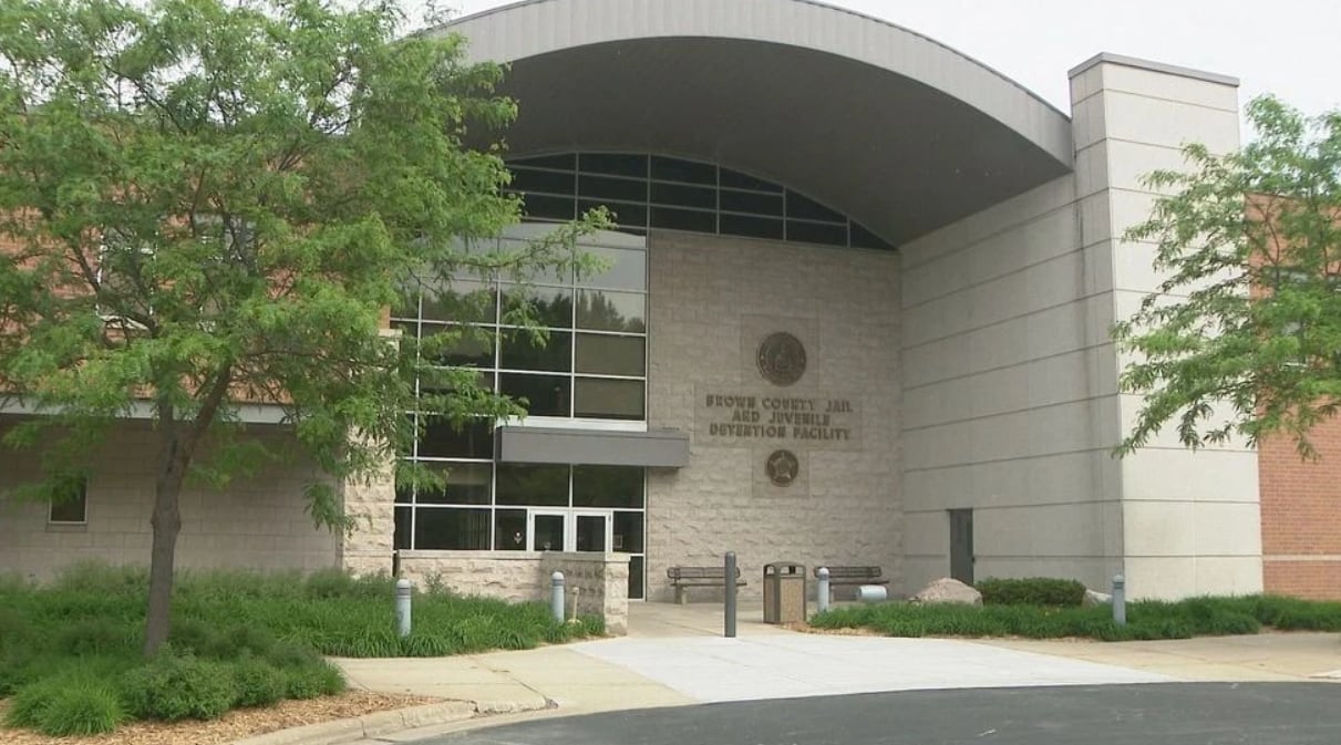 Jacobs permanece detenido en la cárcel del condado de Brown, una instalación ubicada en Wisconsin donde se encuentran los acusados de delitos graves en la región, a la espera de que avance el proceso judicial en su contra (Fox 11)