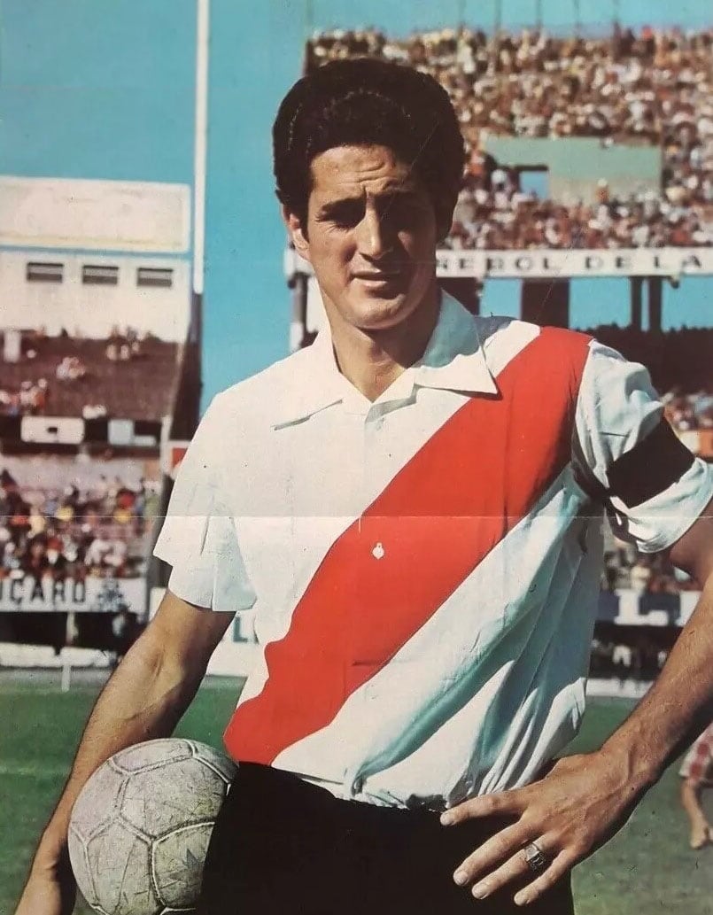 Con la casaca de River Plate, uno de los tres grandes en los que jugó