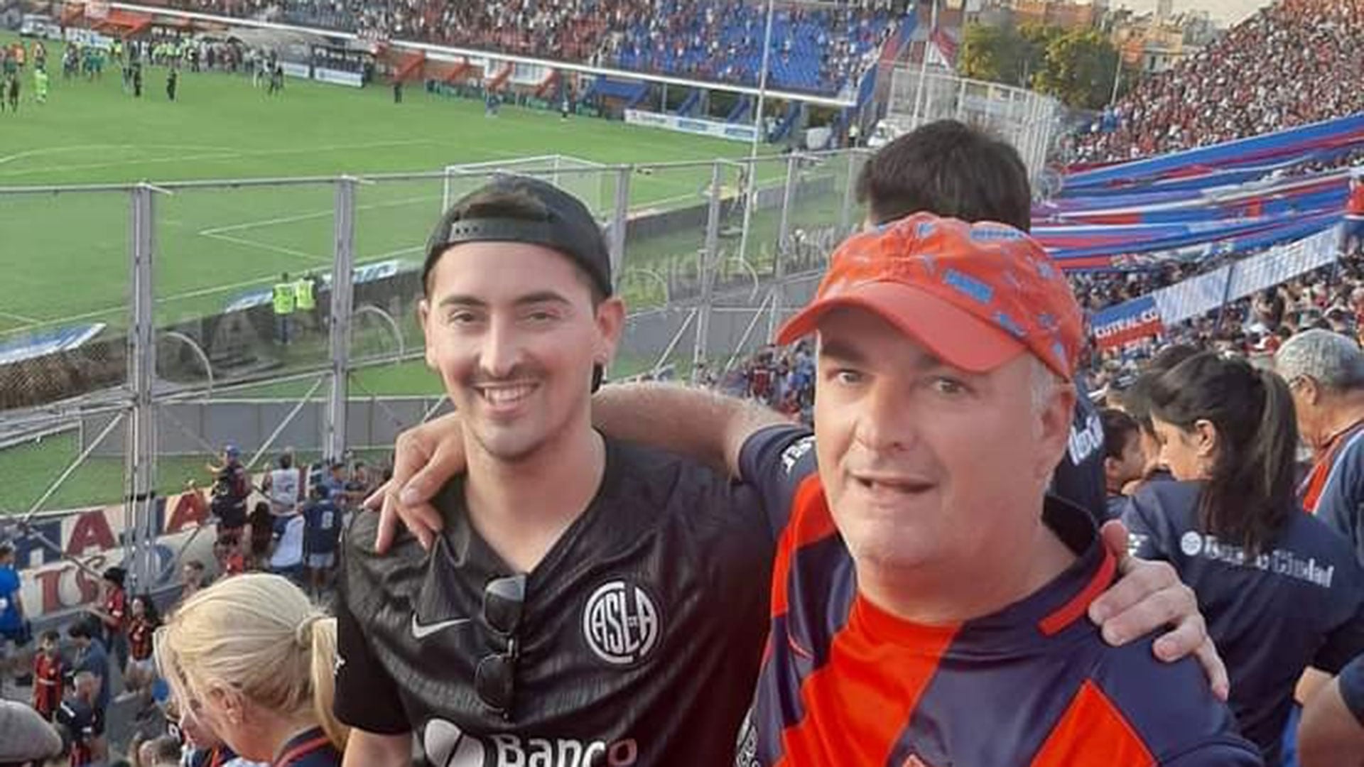 Medri es hincha de San Lorenzo. En la foto posa en las tribunas junto a su hijo Leonel