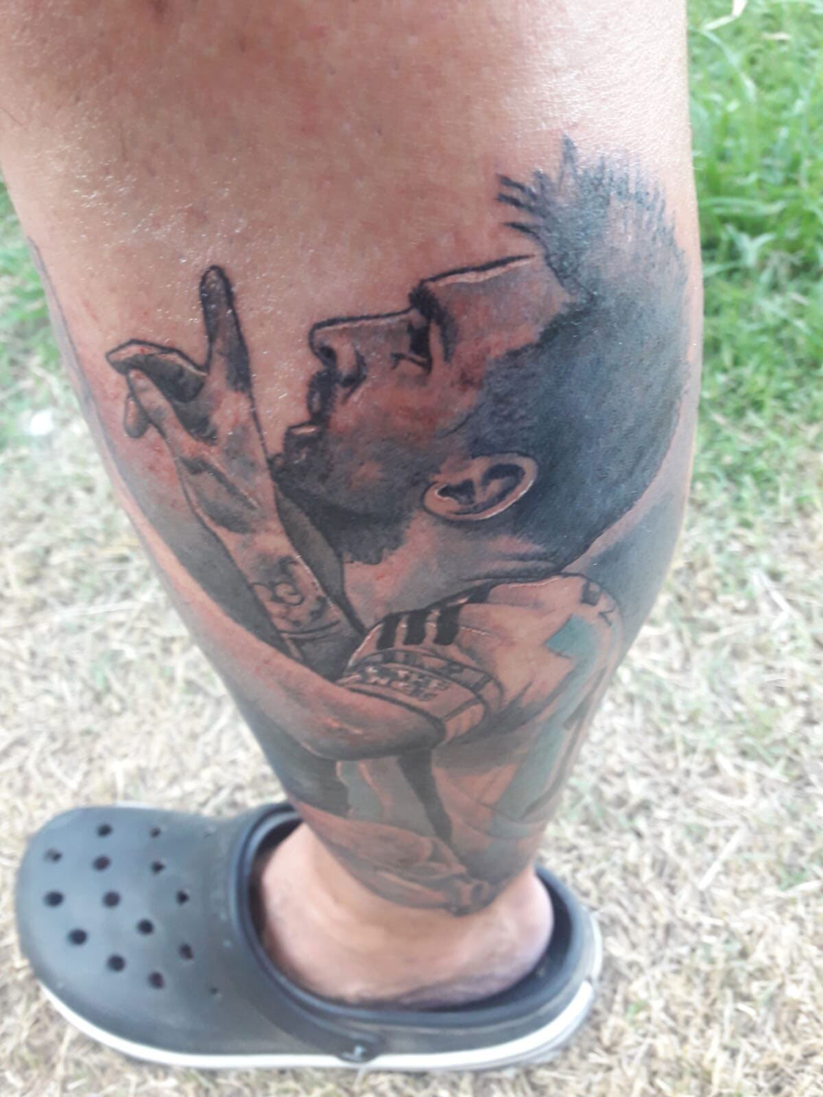 Medri tiene tatuado a Messi en su pierna izquierda
