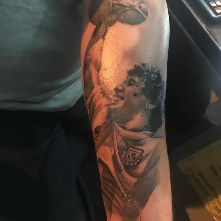 La imagen de Maradona en uno de sus brazos