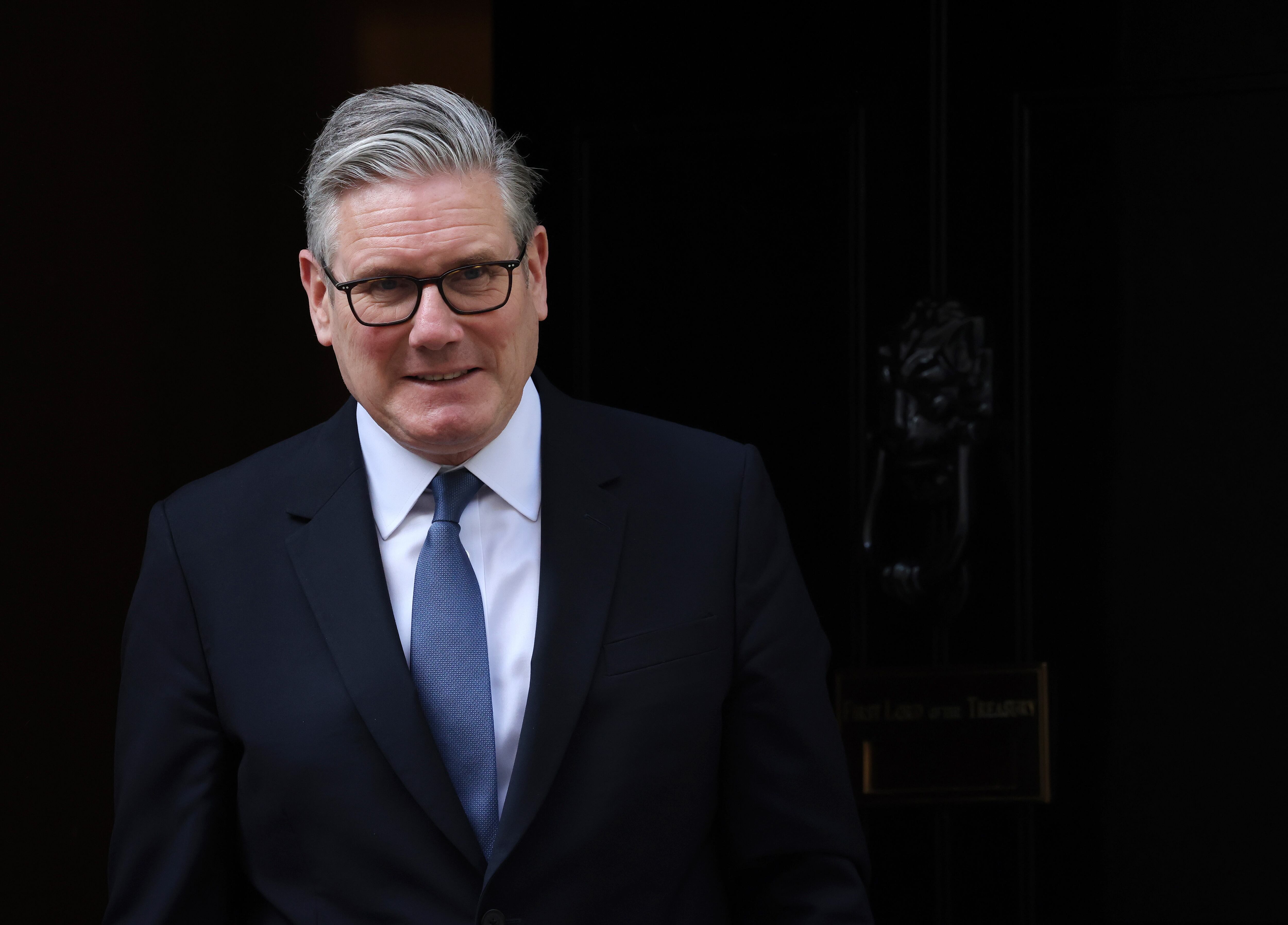 Keir Starmer se reunió con los integrantes de su gobierno y descartó renunciar al liderazgo del Partido Laborista. (EFE/ARCHIVO) 