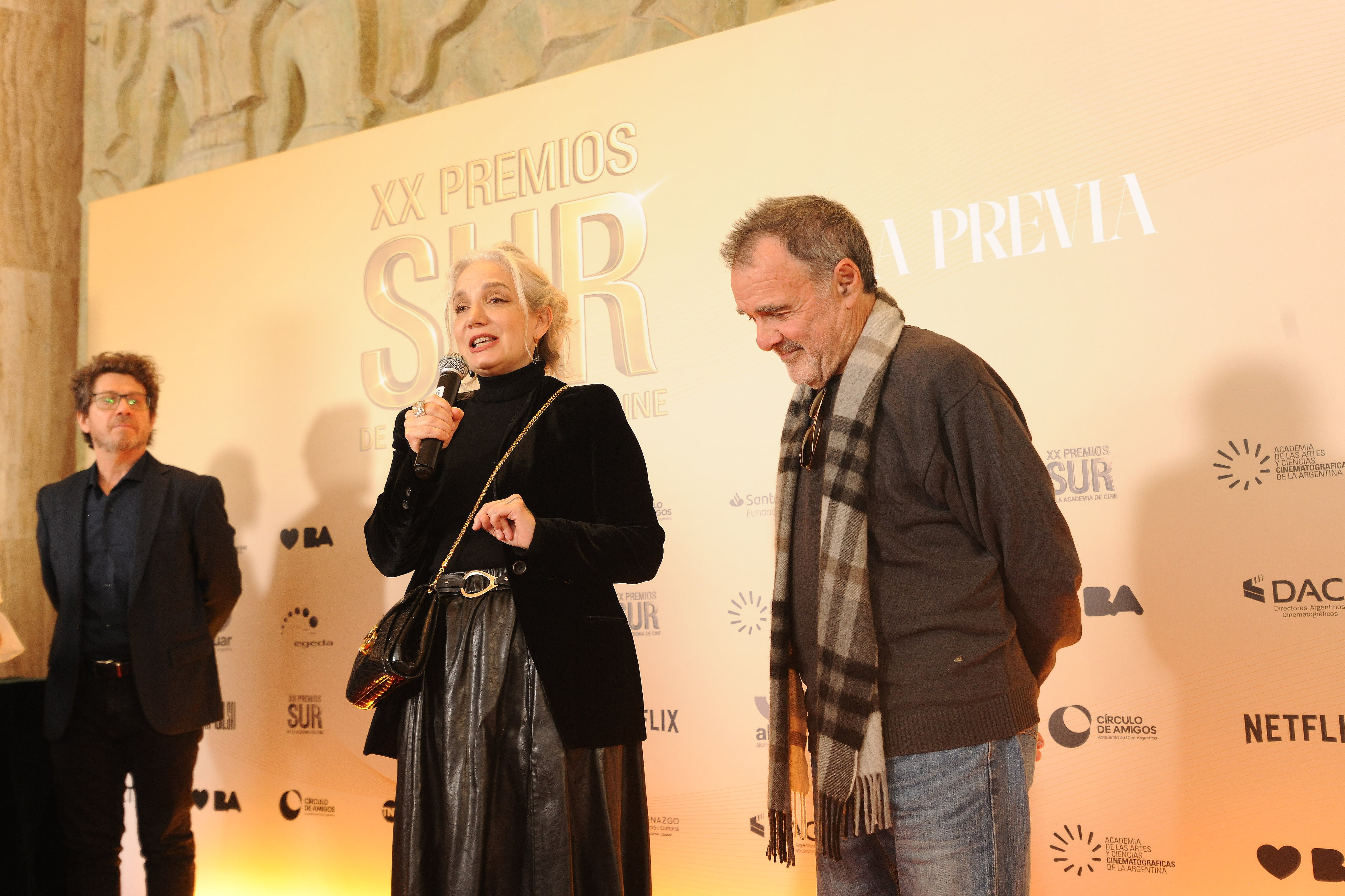 Peto Menahem, Sabrina Farji (vicepresidenta de la Academia de Cine Argentina) y el director Carlos Sorín, que fue homenajeado