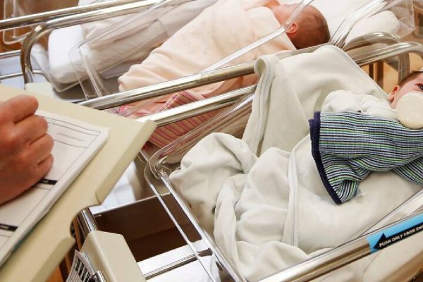 La advertencia de un doctor en demografía por la caída de la natalidad: “Hoy tener hijos es la excepción, no la regla”