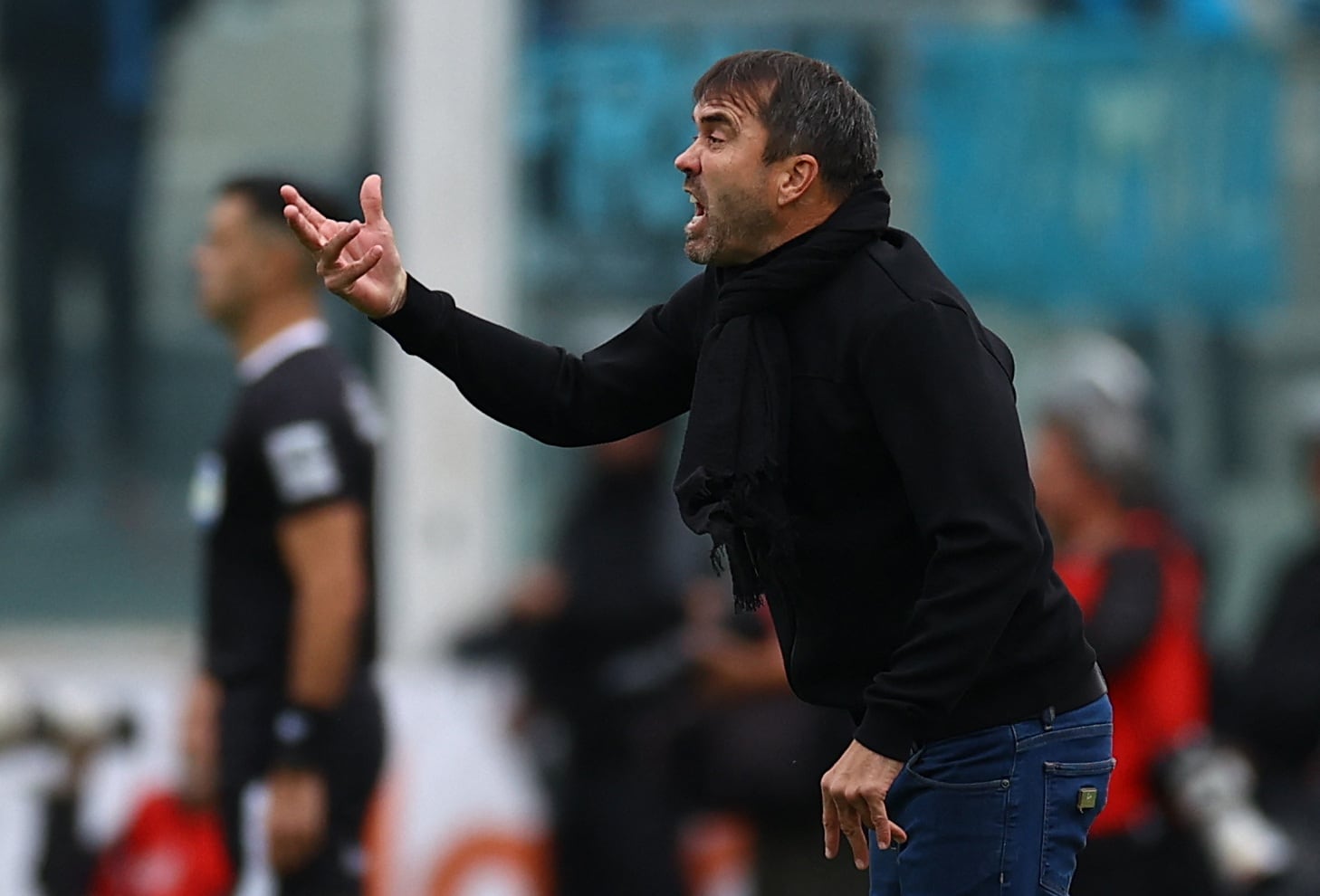 El Chacho Coudet da indicaciones en la final del Torneo Apertura entre River y Belgrano en Córdoba (REUTERS/Agustin Marcarian)