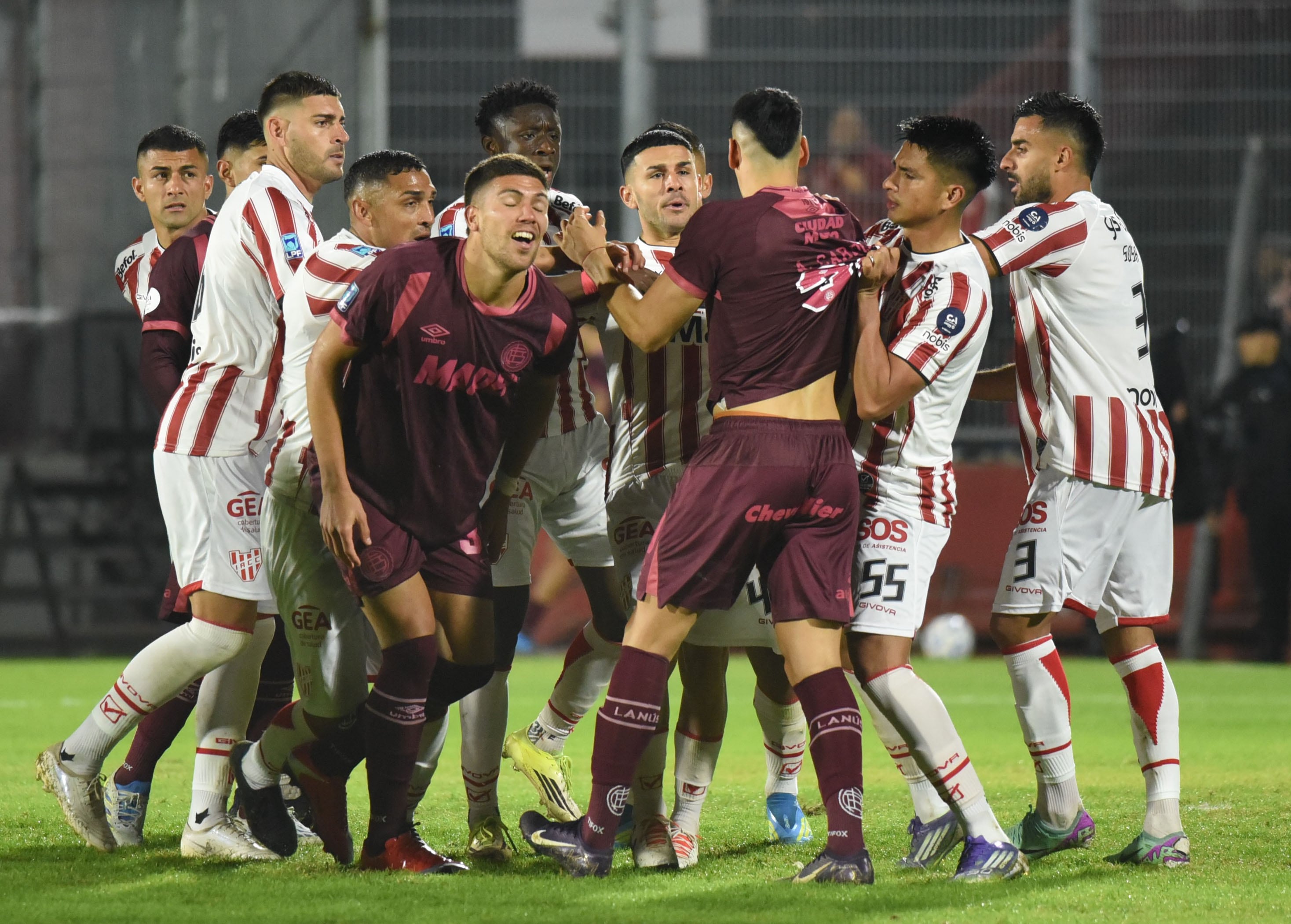 En un duelo con múltiples choques y doble amarilla para capitanes, Instituto se llevó la victoria