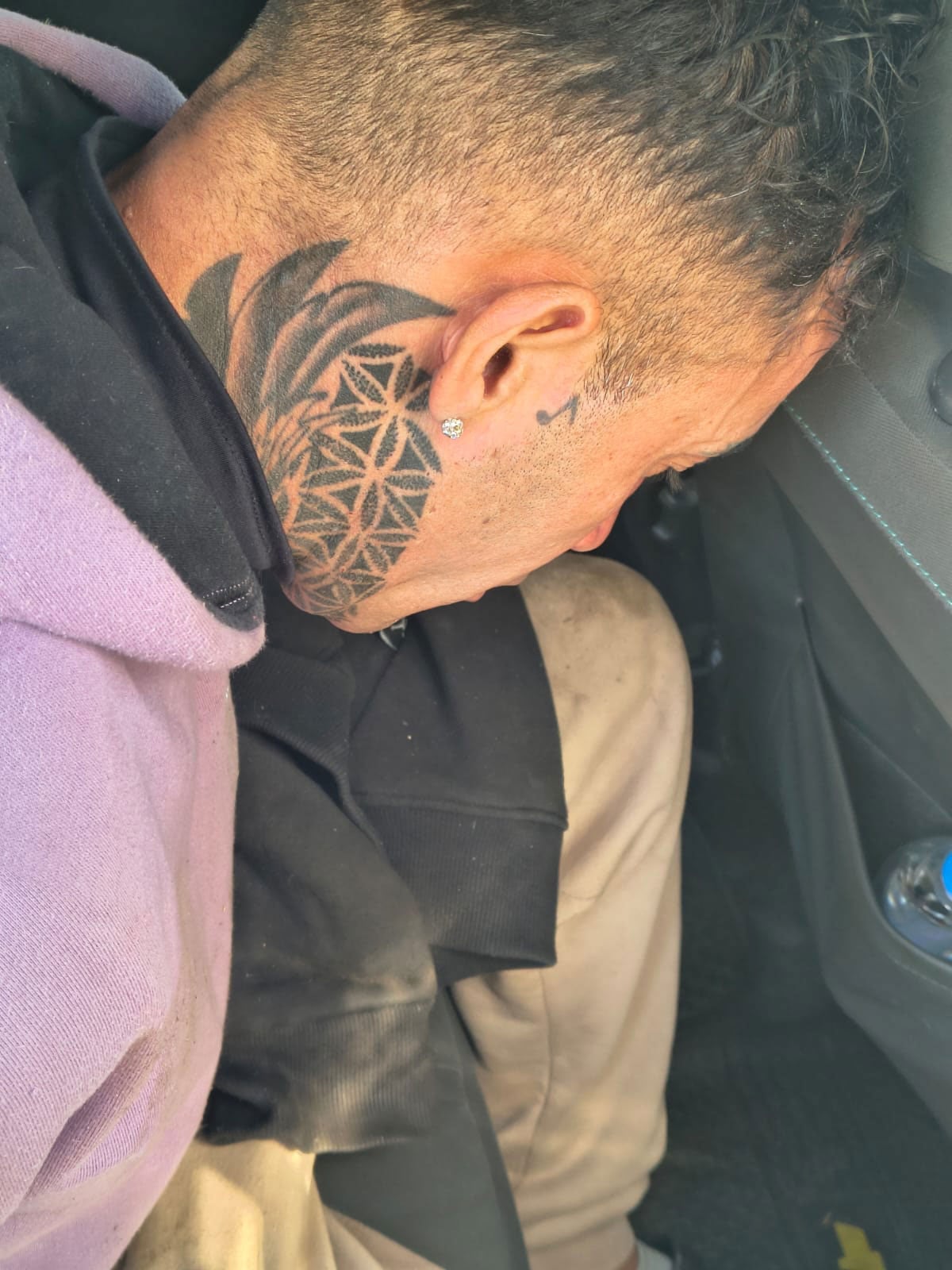 El sospechoso fue distinguido por un tatuaje en la zona de la oreja derecha