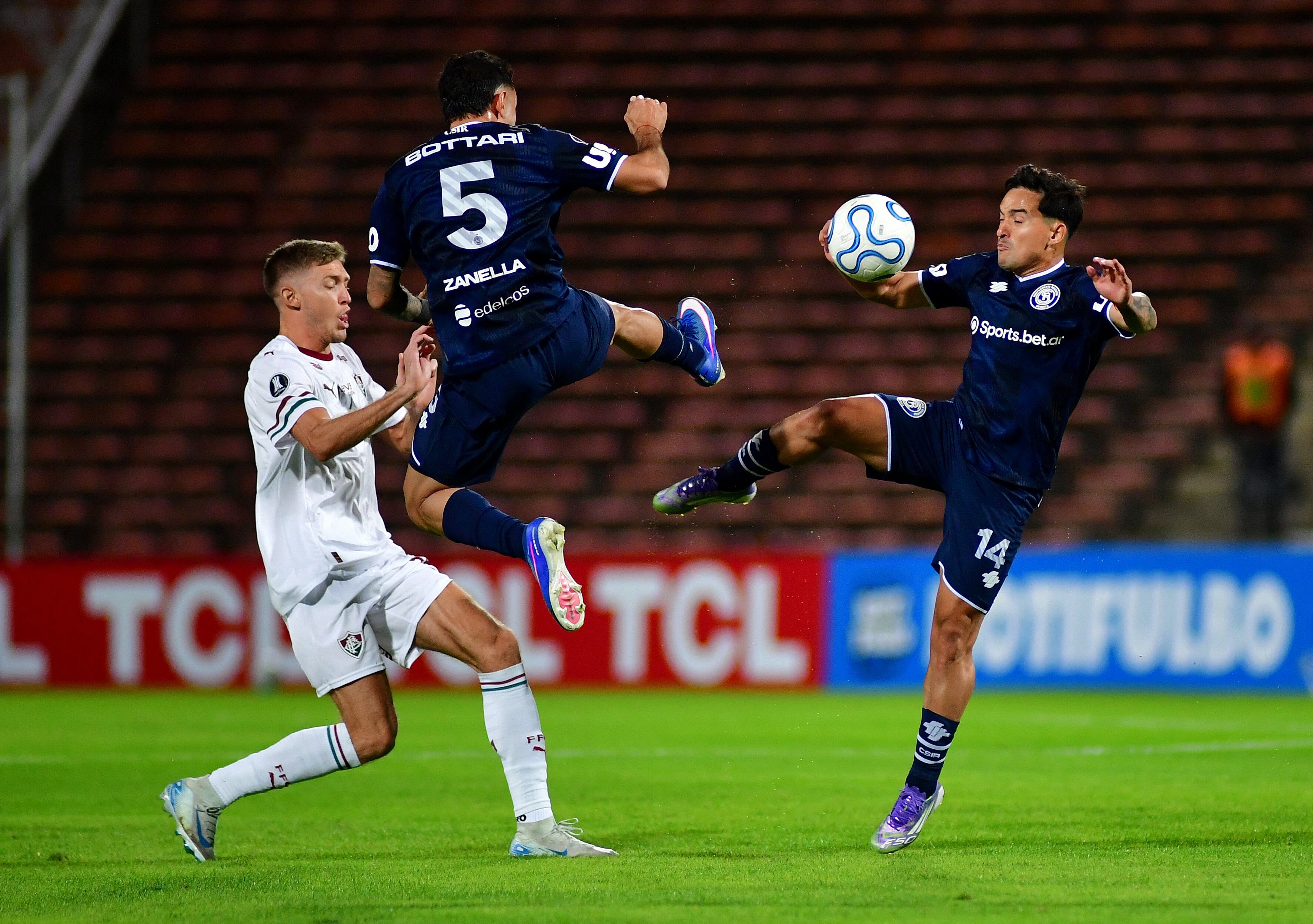 Tomás Bottari en una jugada del partido entre Independiente Rivadavia y Fluminense por Copa Libertadores (REUTERS/Ramiro Gomez)