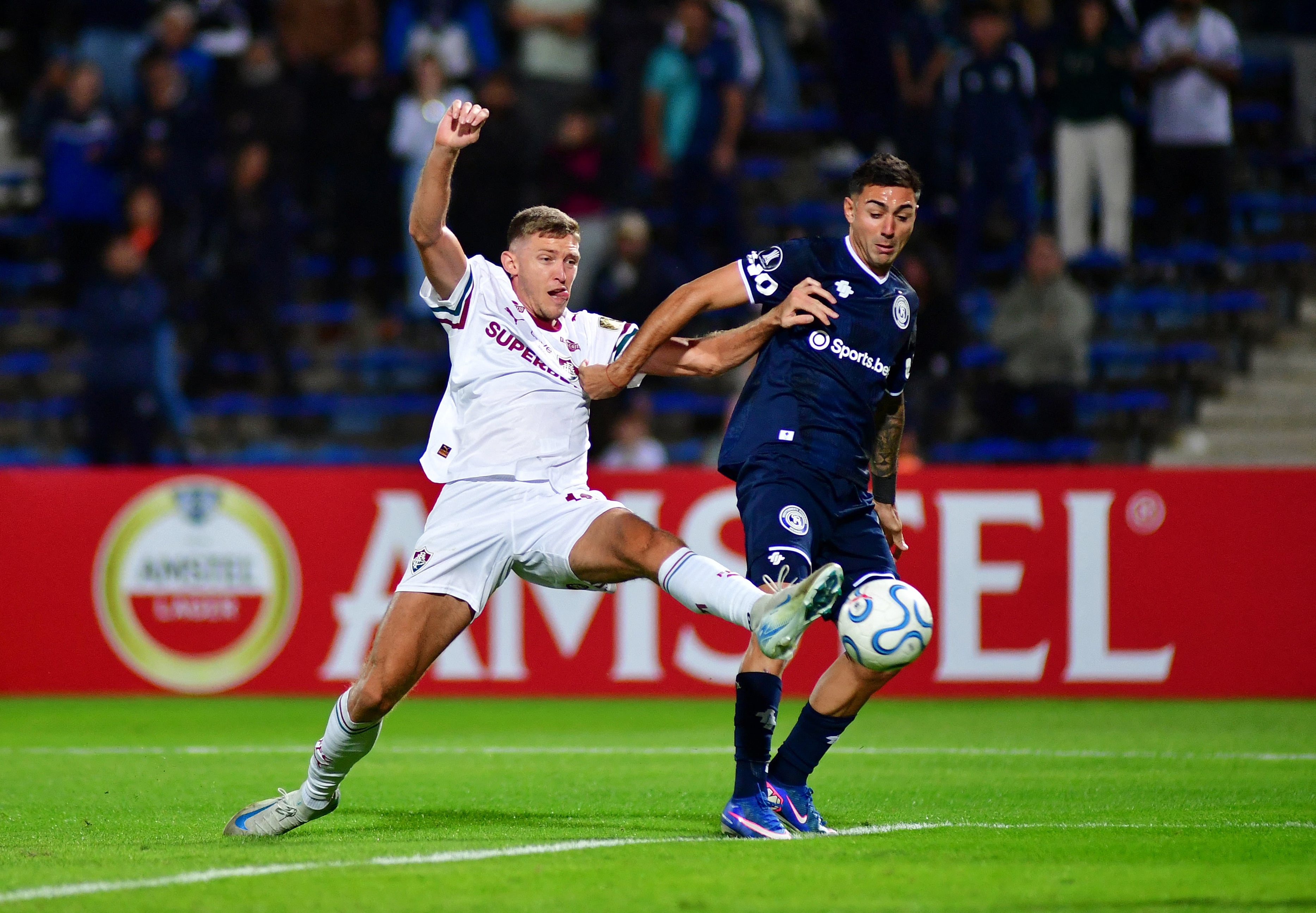 El jugador de Independiente Rivadavia Tomás Bottari disputa el balón con Rodrigo Castillo, delantero del Fluminense, durante el duelo de Copa Libertadores que terminó empatado 1-1 en Mendoza (REUTERS/Ramiro Gomez)