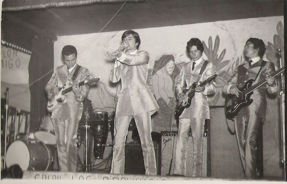 Un muy joven Sergio Denism actuando junto a su banda; era un clásico en los bailes de carnaval