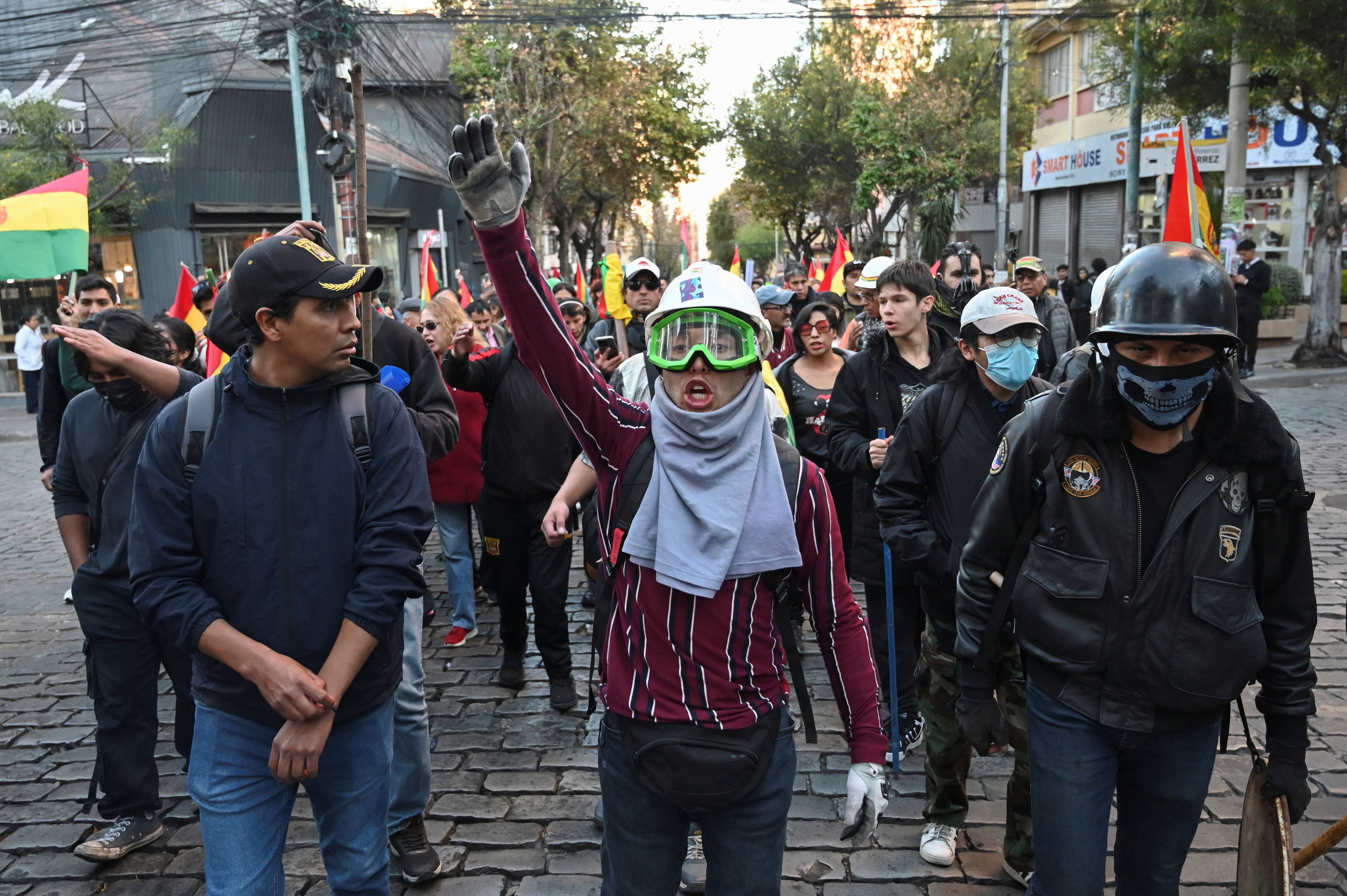 Los ciudadanos se manifiestan en defensa de la democracia y contra los cortes de carretera y las medidas de presión, mientras continúan las protestas que exigen la dimisión del presidente de Bolivia, Rodrigo Paz (REUTERS/Claudia Morales)