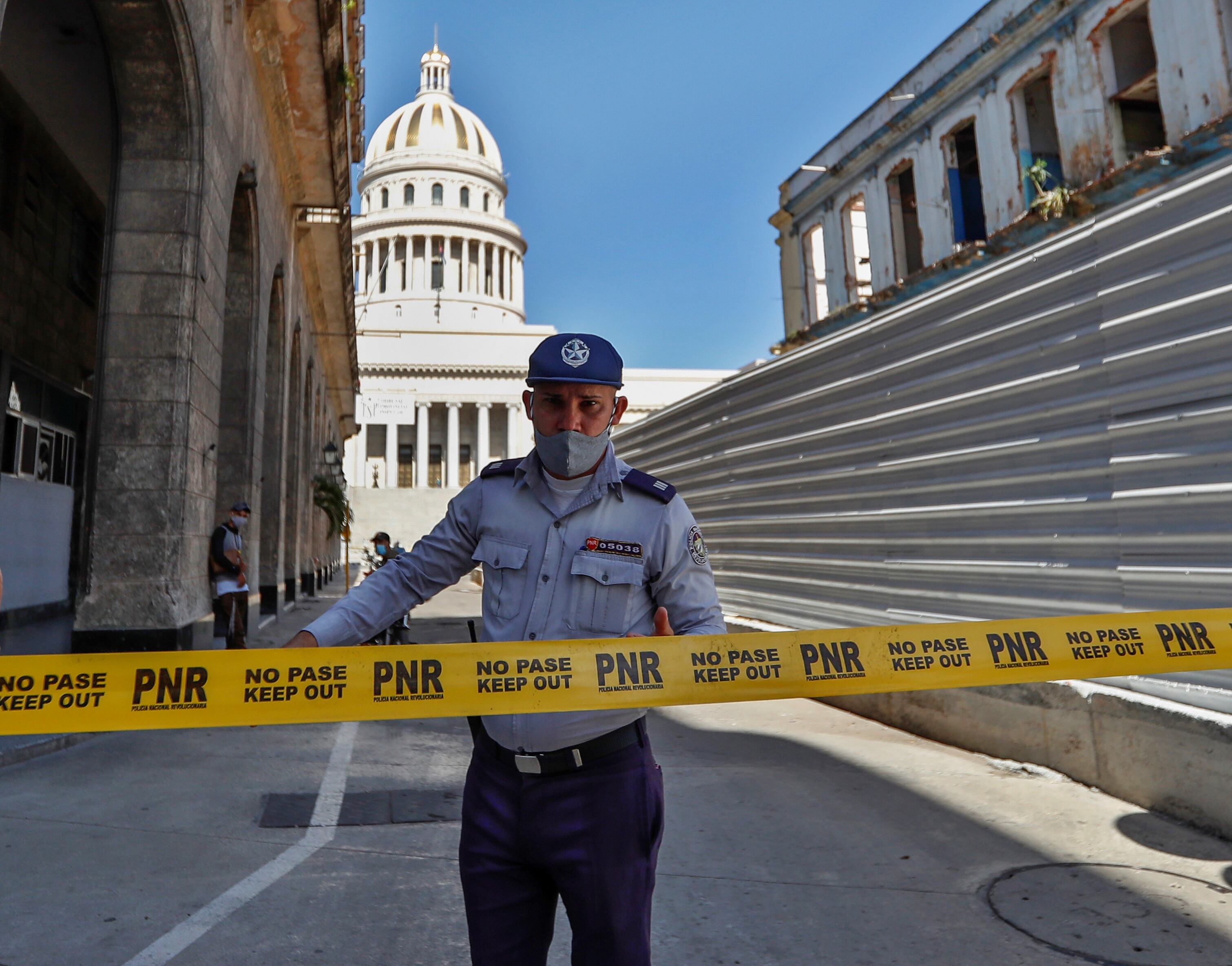 Un policía impide el paso en las cercanías del Capitolio ante las protestas antigubernamentales en julio de 2021
EFE/Yander Zamora 