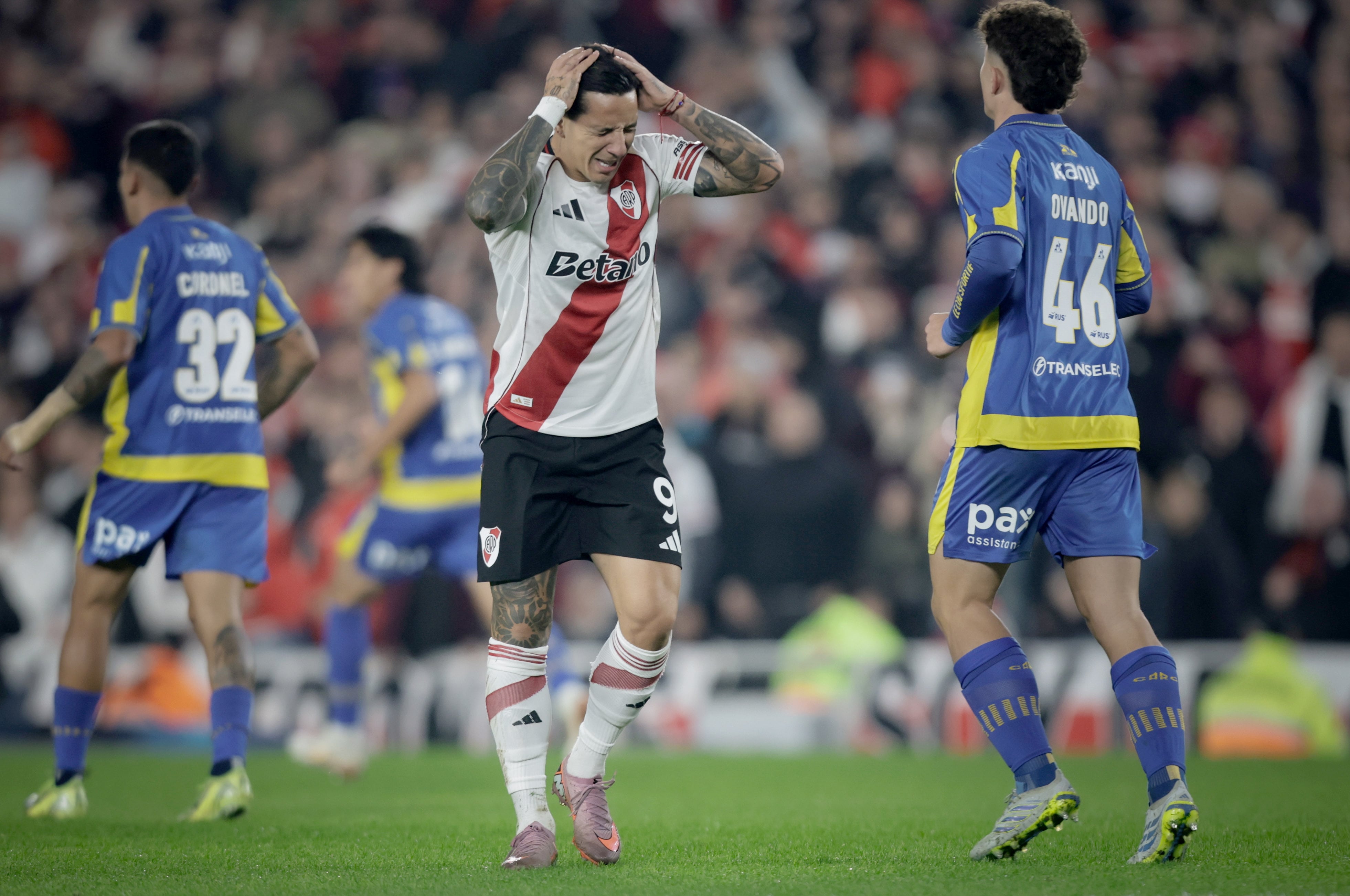Sebastián Driussi se toma la cabeza segundos después del cruce con Ibarra que derivó en su lesión (Fotobaires)