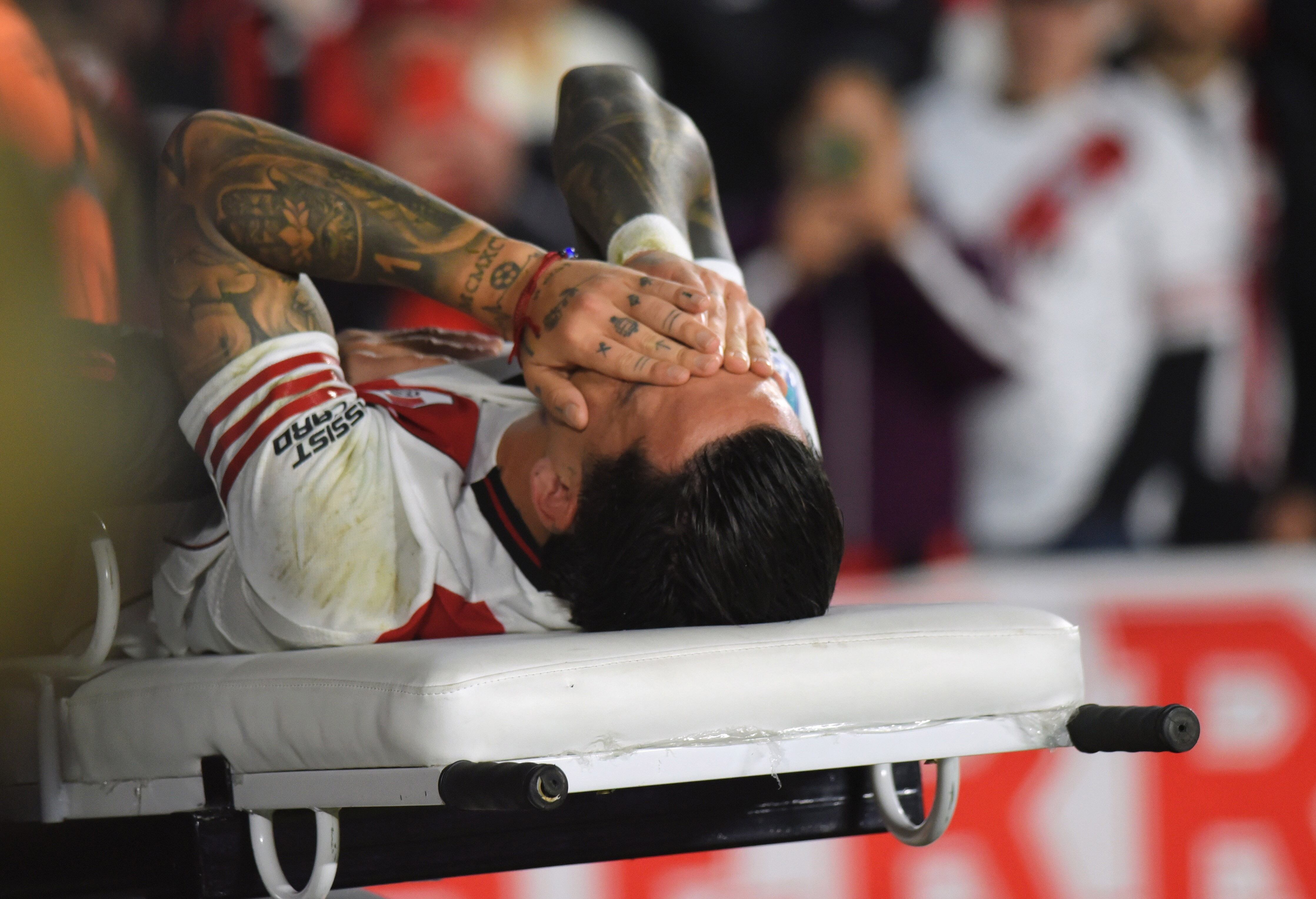 Sebastián Driussi es retirado en camilla (Fotobaires)