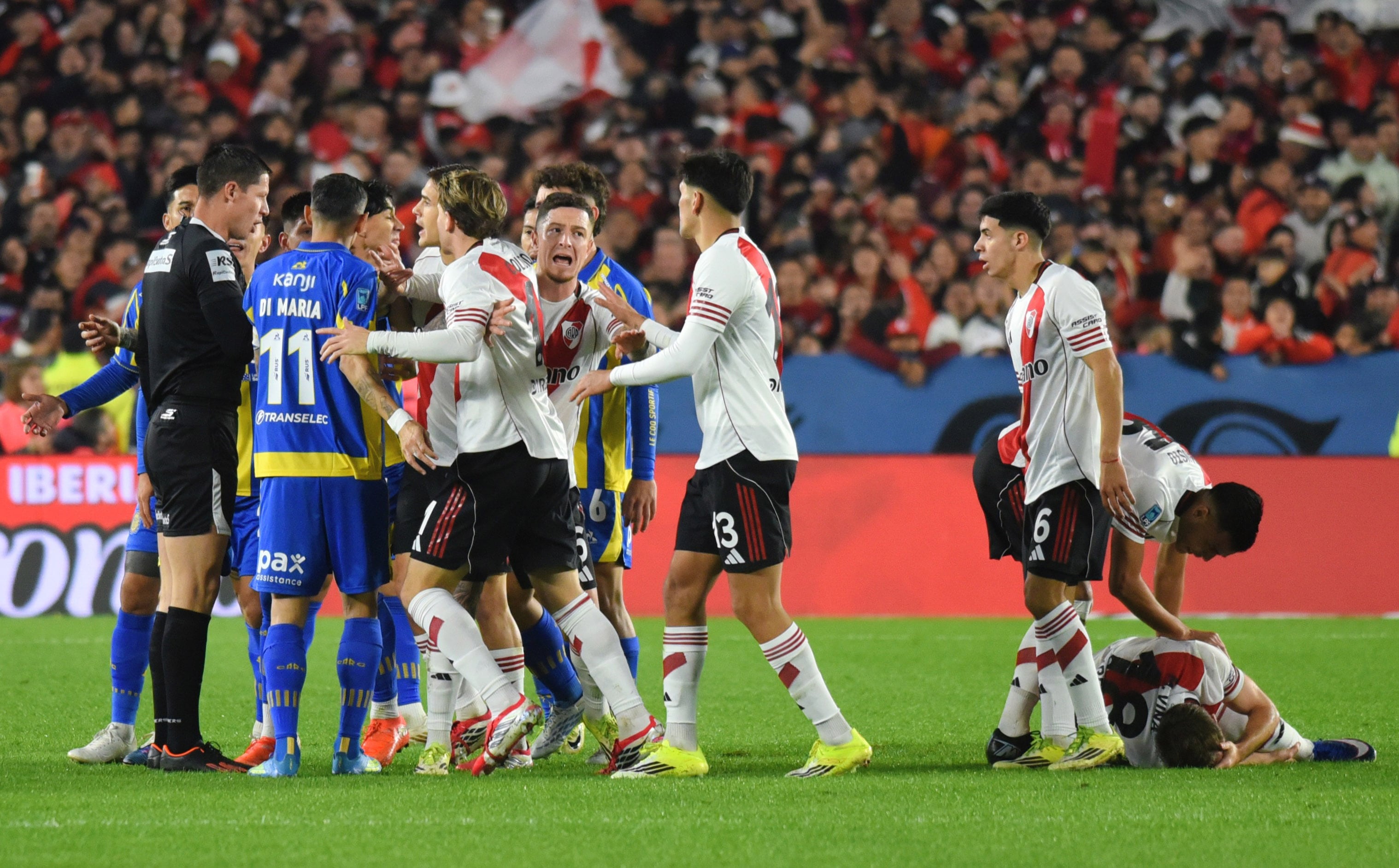 Los jugadores de River le protestan al árbitro por la jugada que terminó con la lesión de Driussi (Fotobaires)