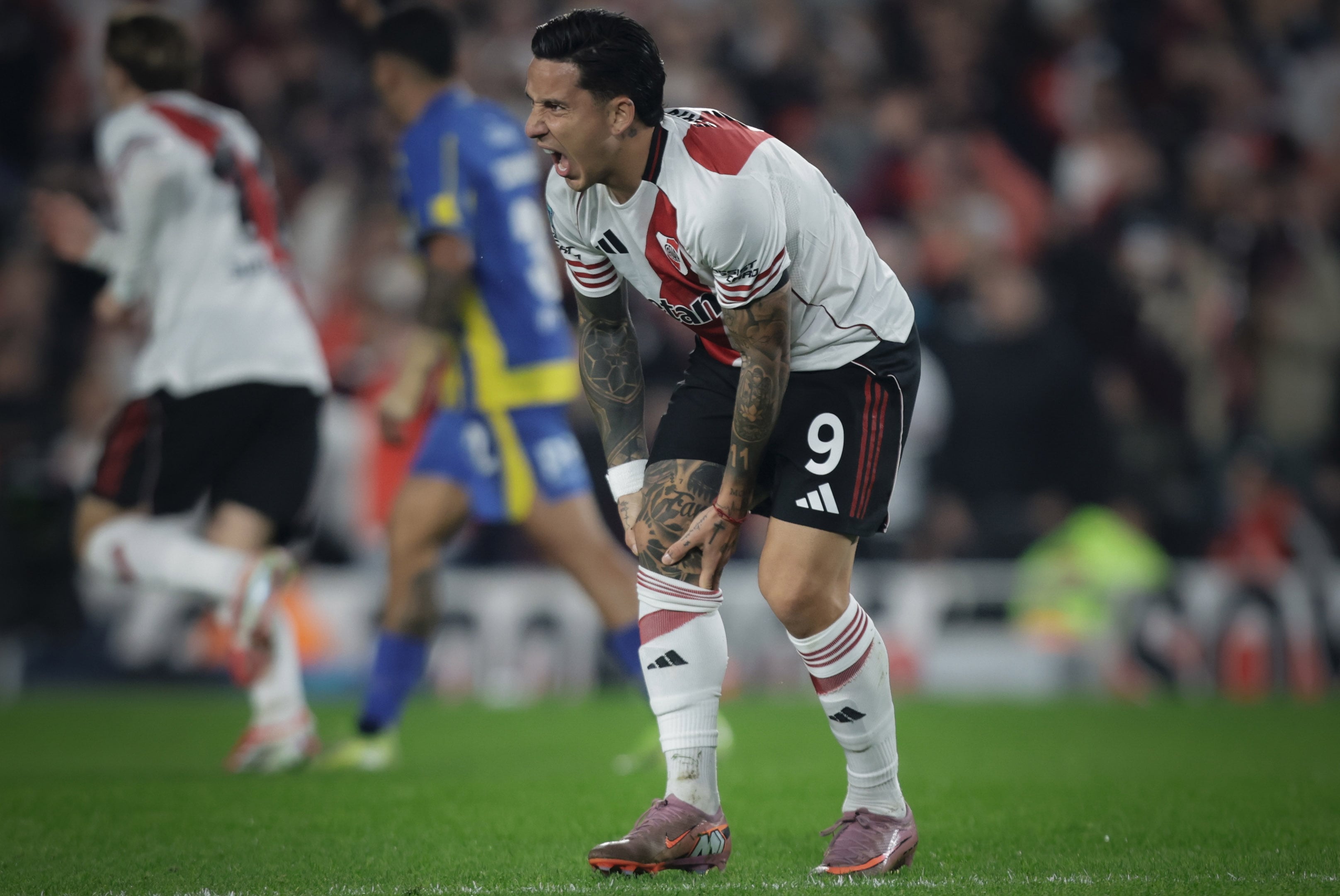 Sebastián Driussi se toma la rodilla derecha tras la dura entrada de Franco Ibarra (Fotobaires)