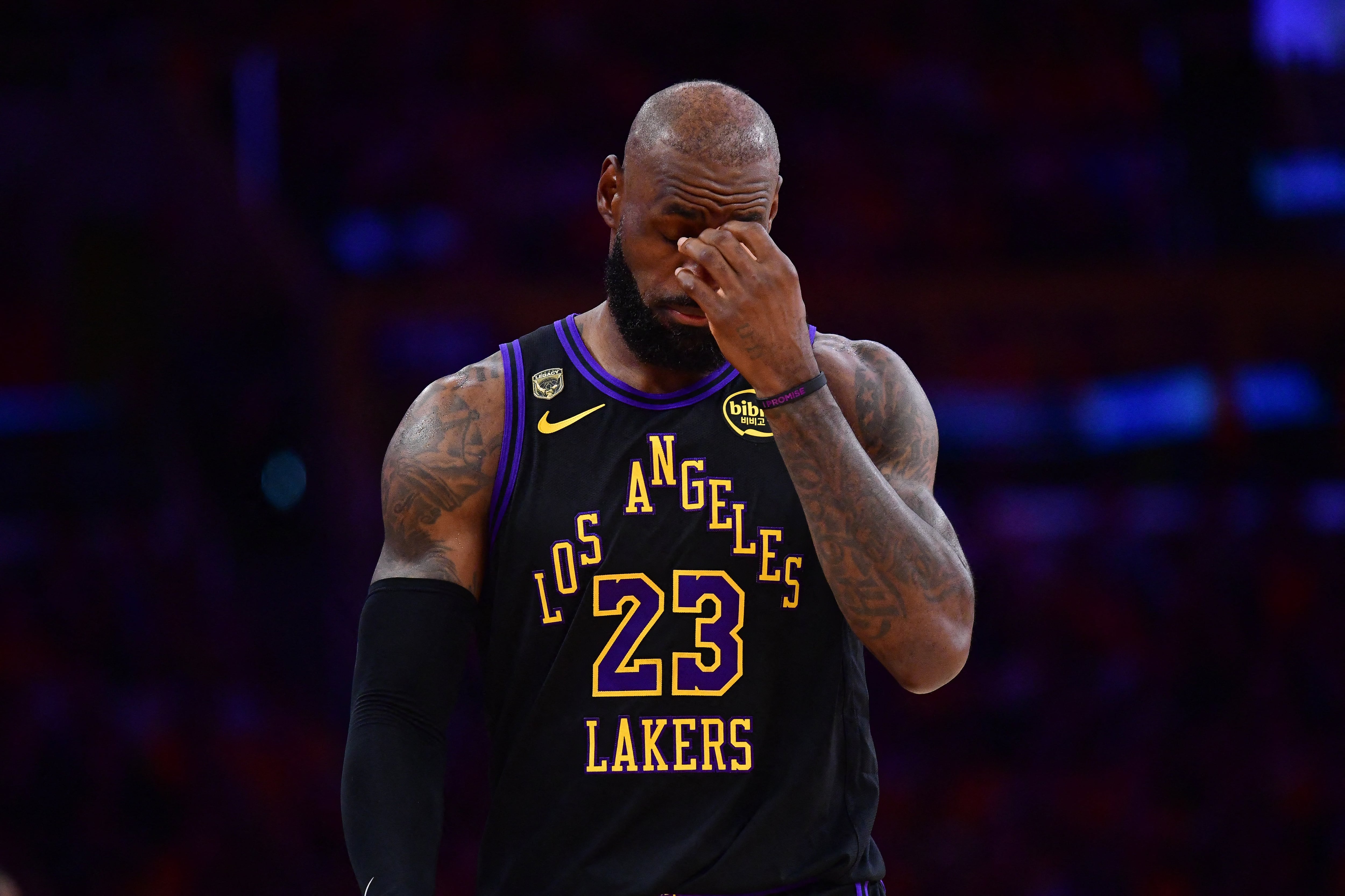 El gesto de LeBron James tras la eliminación de los Lakers a manos de Oklahoma City Thunder en las semifinales del Oeste en la NBA (Gary A. Vasquez-Imagn Images)