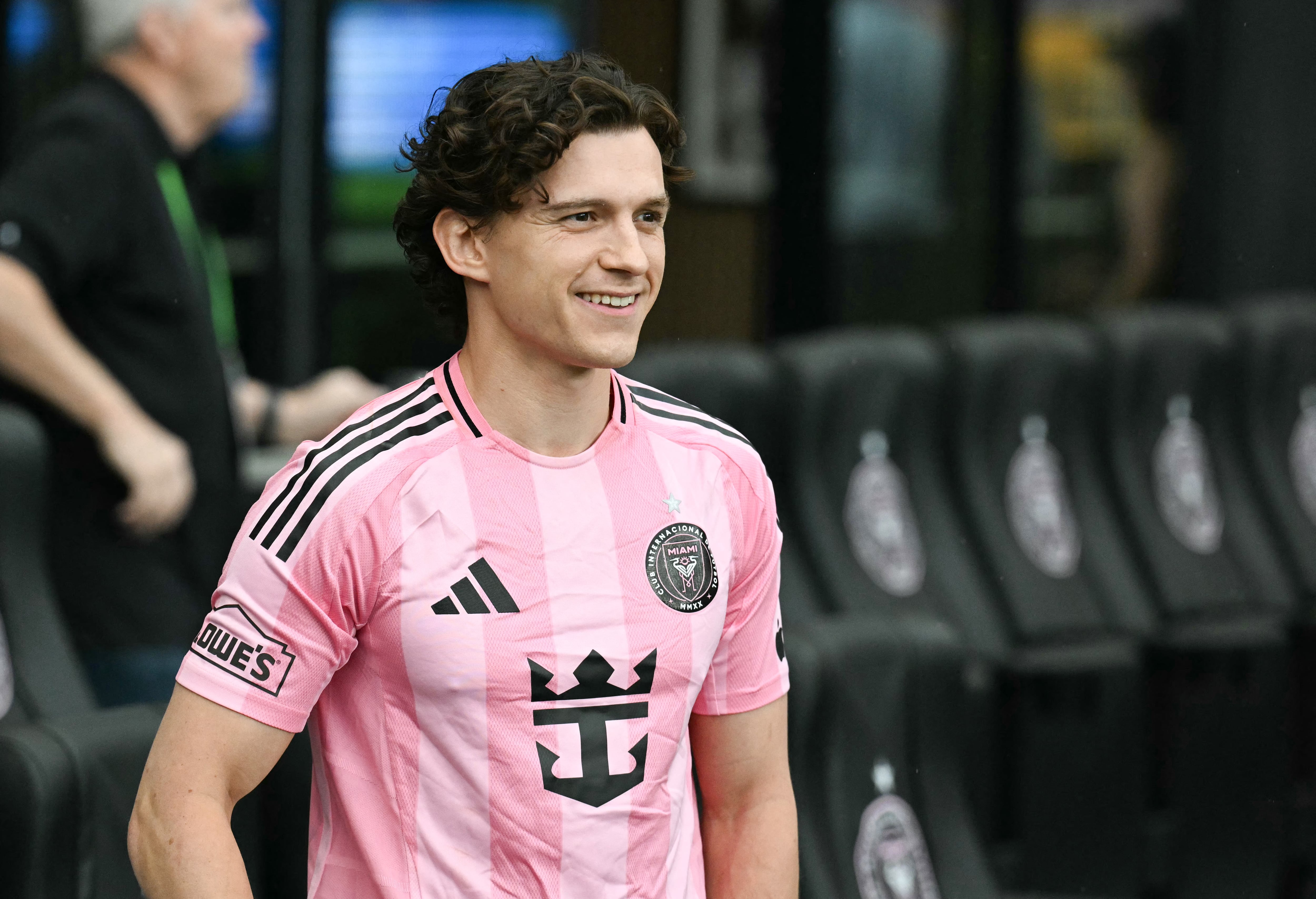 El actor inglés Tom Holland viste una camiseta de Miami mientras asiste al partido de fútbol de la temporada regular de la Major League Soccer (MLS) entre Inter Miami CF y Philadelphia Union en el Nu Stadium de Miami, Florida, el 24 de mayo de 2026. (Foto de CHANDAN KHANNA / AFP)