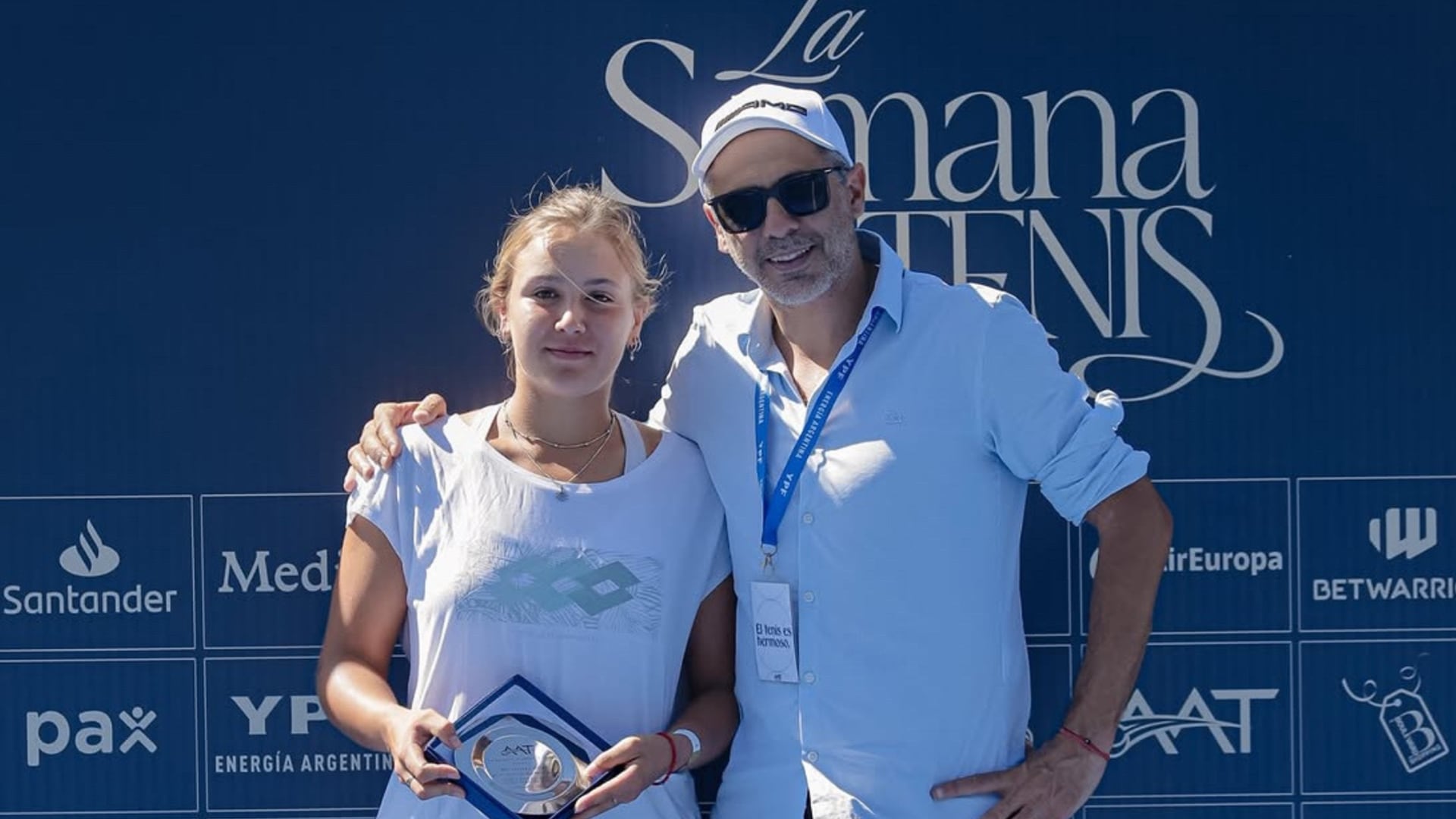 Sola Larraya Guidi junto a Mariano Zabaleta, vicepresidente de la Asociación Argentina de Tenis durante La Semana del Tenis 