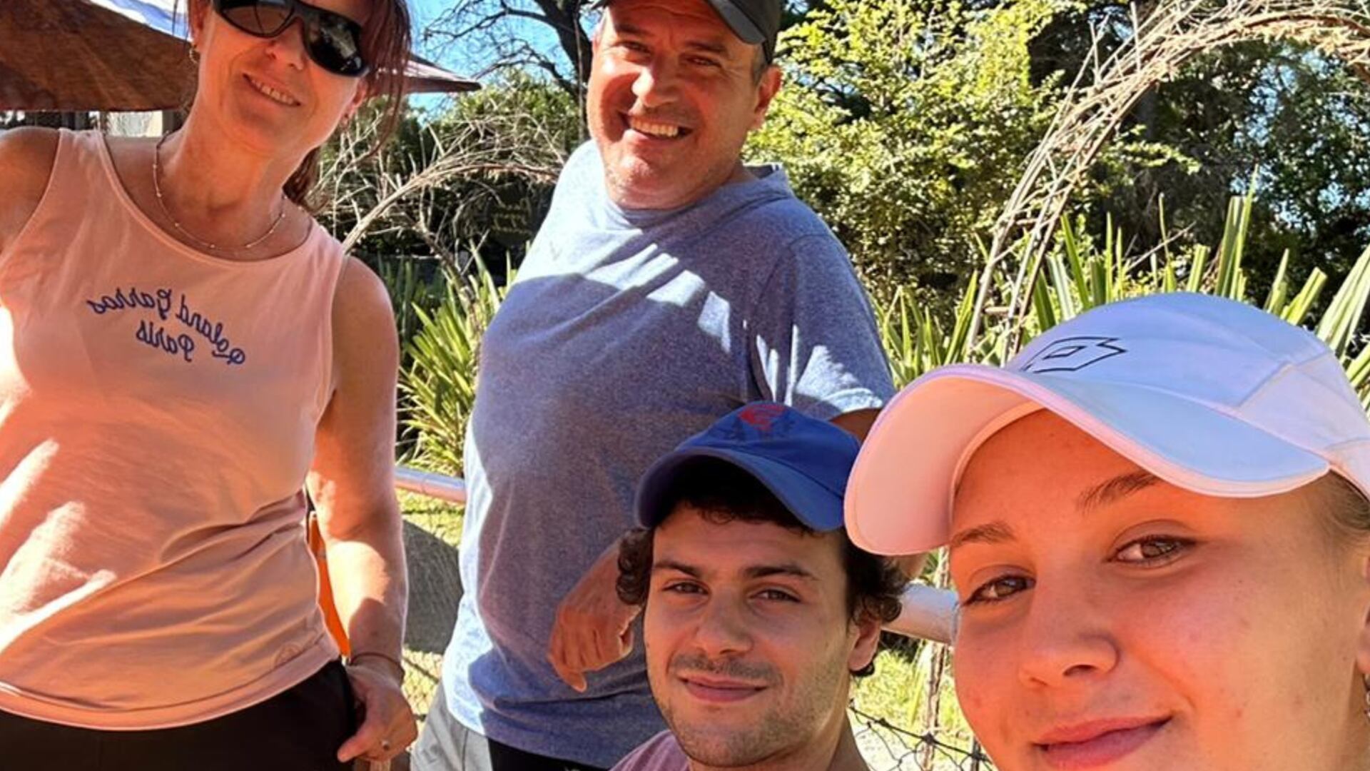 Sol Larraya Guidi posa junto a su familia: Stella, su mamá; Pablo, su padre; y Nicolás, su hermano