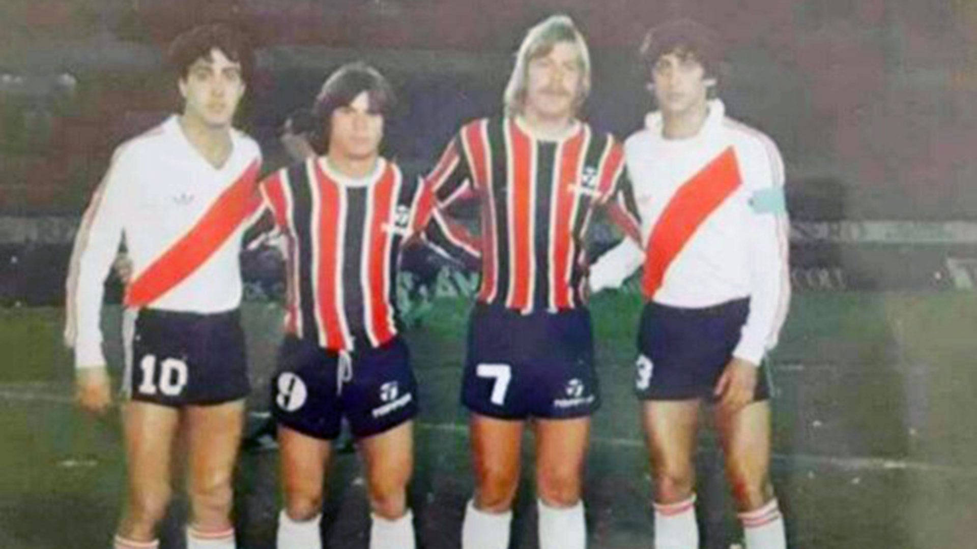 El Beto Alonso, Claudio Marasco, Ricardo Zielinski (con la 7) y Enzo Francescoli en la previa de un River-Chacarita, disputado el 8 de agosto de 1984