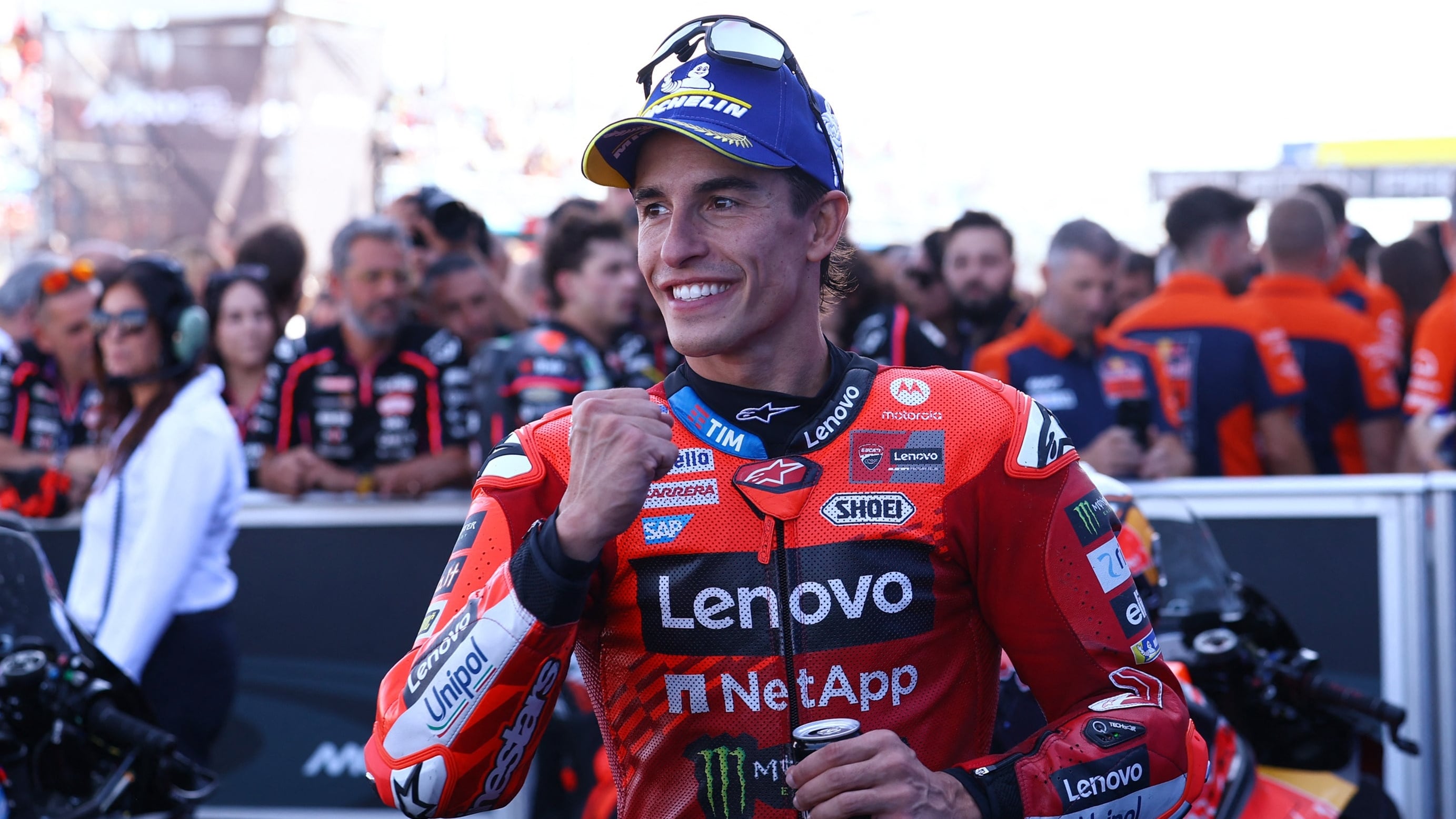 Marc Márquez se perderá dos carreras y se complica la posibilidad de revalidar el título que consiguió en 2025 (REUTERS/Bernadett Szabo)