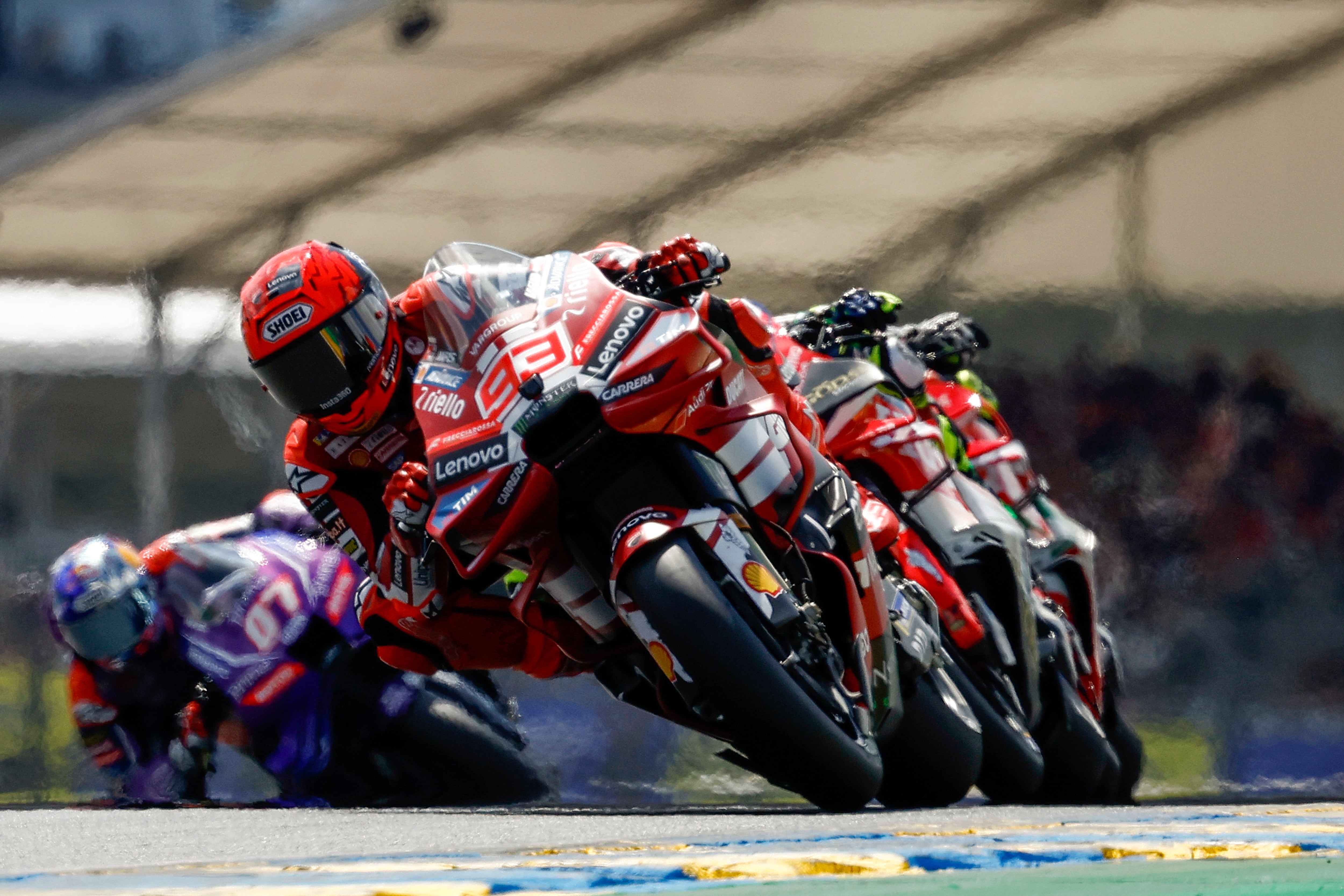 Marc Márquez sufrió una fractura y se perderá las próximas dos carreras (EFE/EPA/YOAN VALAT)