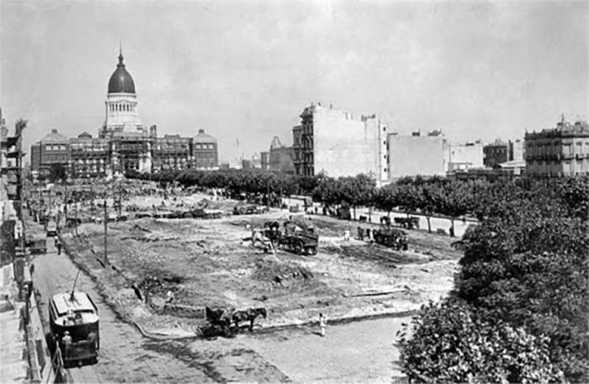 A partir de un proyecto de ley de Miguel Cané, se dispuso levantar una plaza frente al palacio