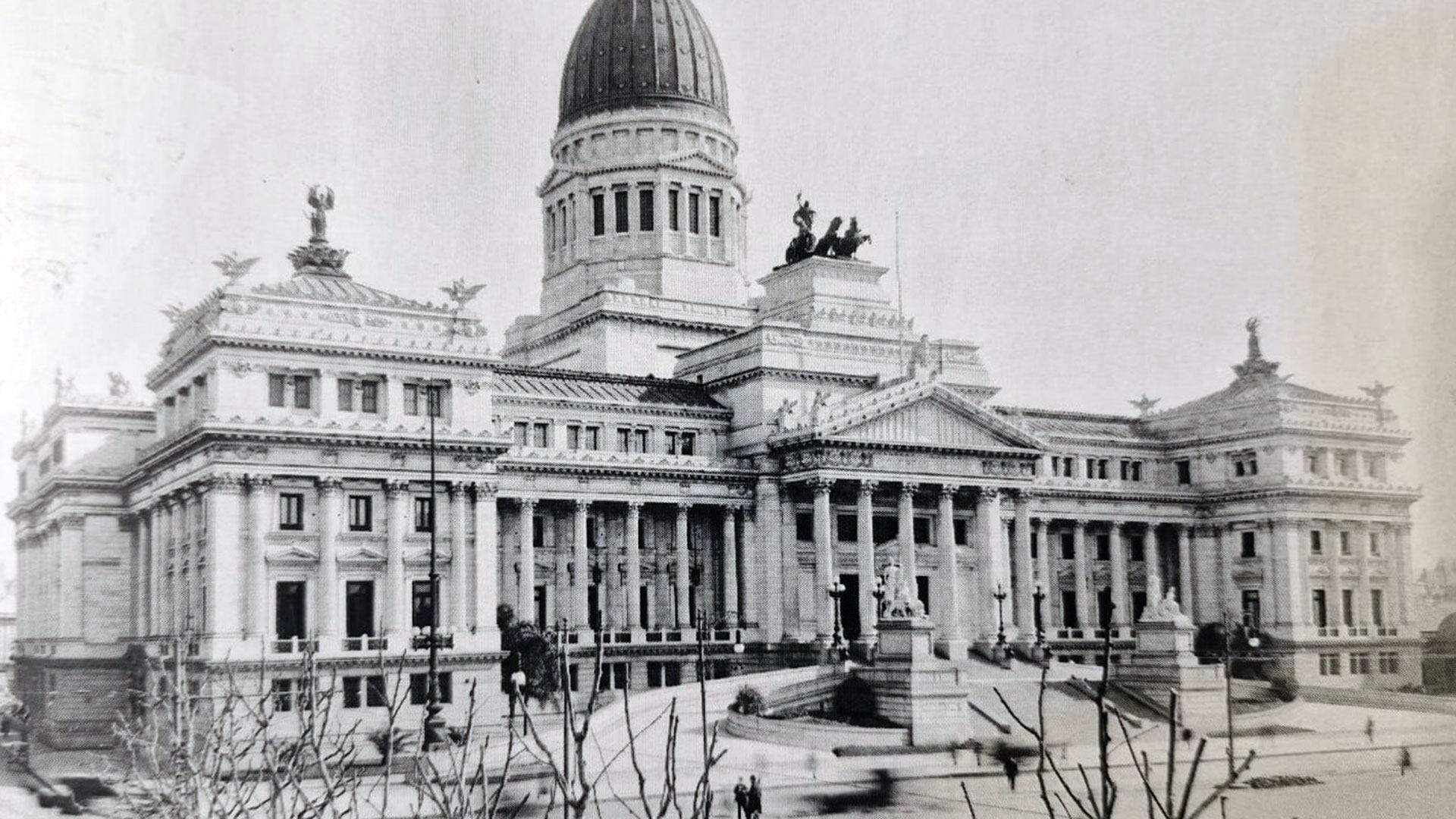 El frente del Congreso, sobre avenida Entre Ríos, con su monumental cúpula, y sin rejas (Imágenes del IAA, FADU, UBA)