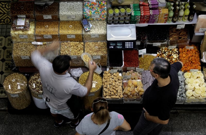 La gente compra en el Mercado Municipal de San Pablo, en el centro de San Pablo (REUTERS/Paulo Whitaker/Archivo)