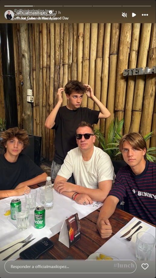 Maxi López posa junto a sus hijos Valentino, Benedicto y Constantino en un restaurante, compartiendo una tarde de relax