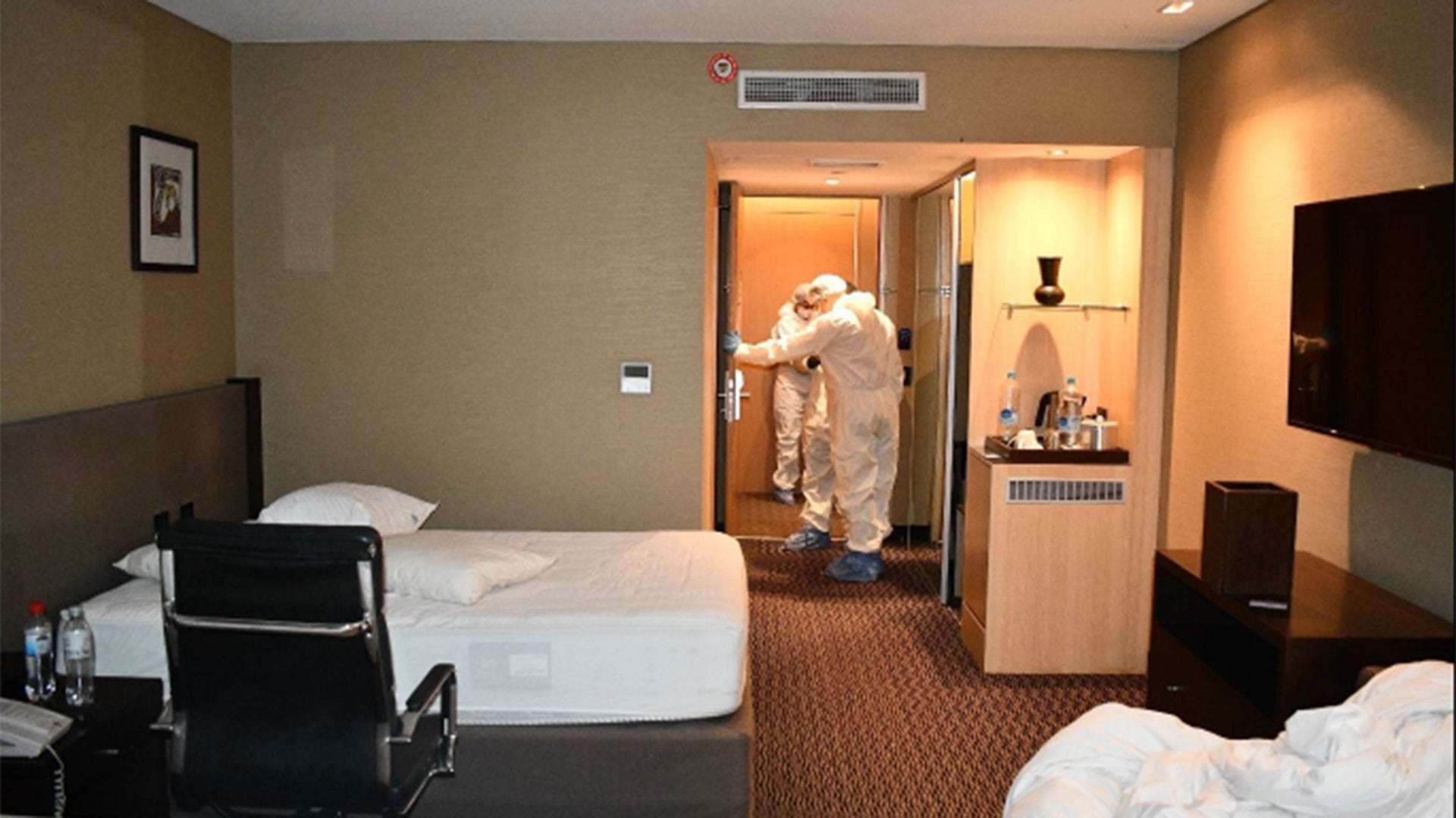 Pericias en la habitación del hotel donde estuvieron los futbolistas y la joven