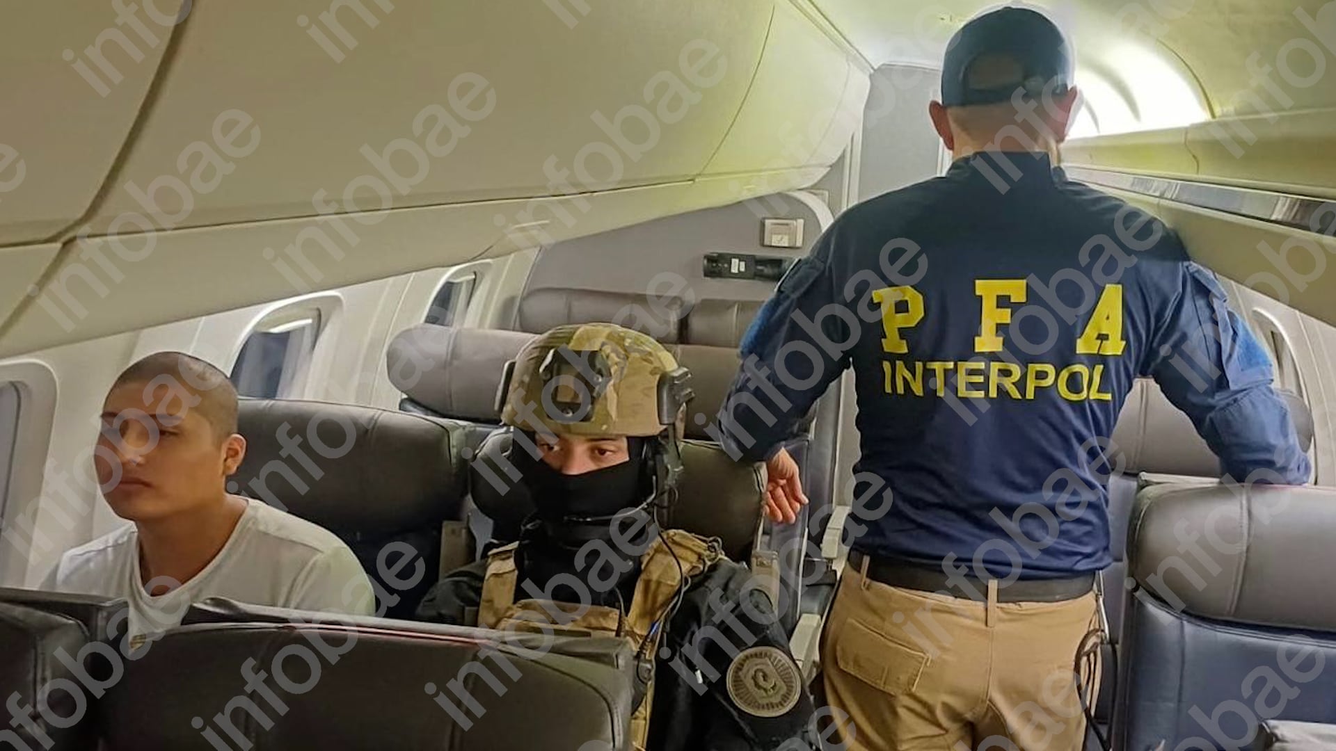 Janzen Valverde en el avión de Fuerza Aérea que lo trajo a Buenos Aires.