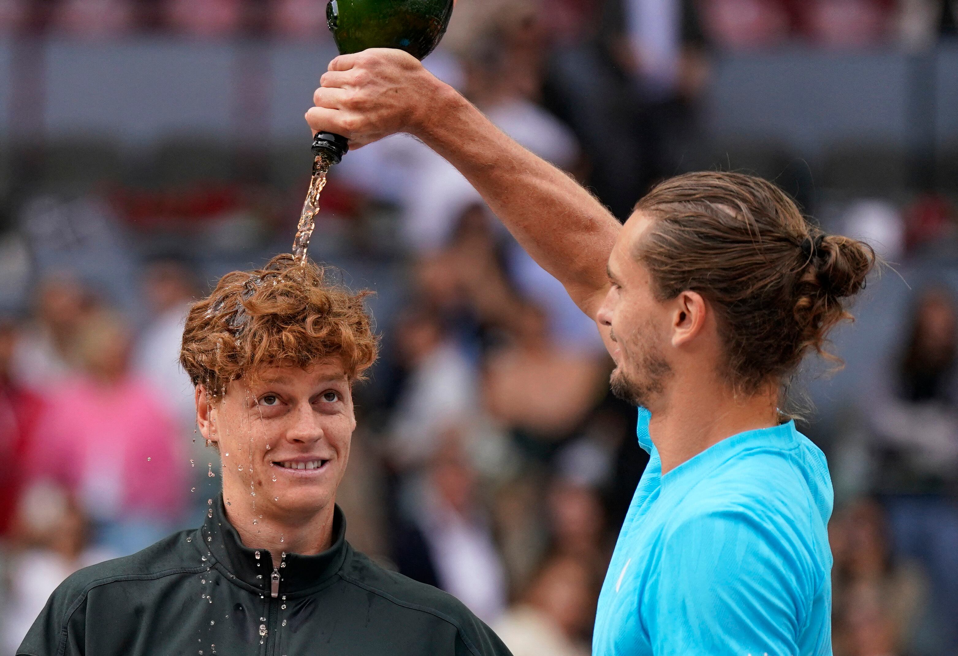 Jannik Sinner junto a Alexander Zverev durante la ceremonia de premiación en Madrid (Fuente: REUTERS/Ana Beltran)