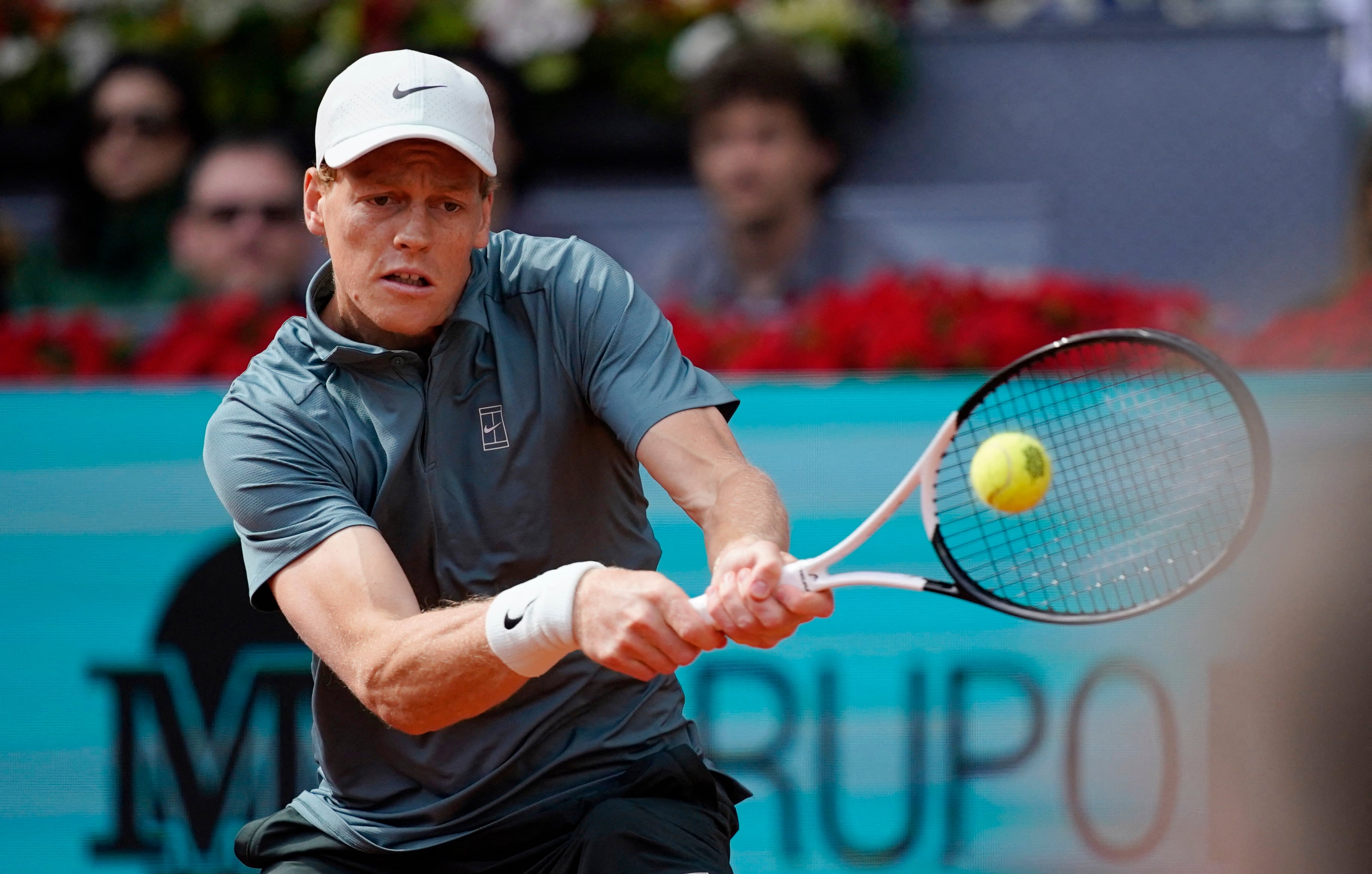 Jannik Sinner golpea el revés. El italiano no tiene puntos débiles y arrolla a sus rivales (Fuente: REUTERS/Ana Beltran)