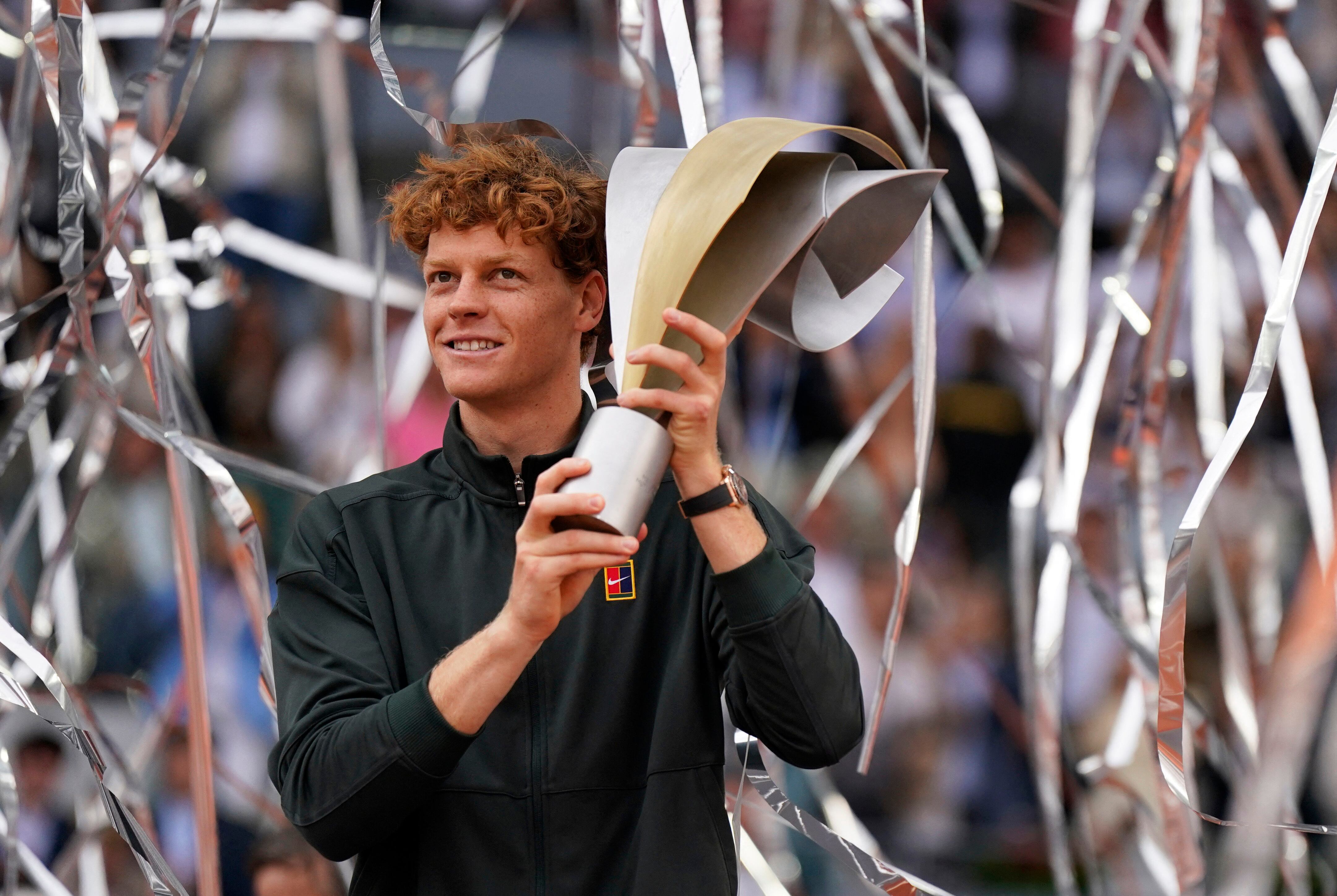 Jannik Sinner con el trofeo del Masters de Madrid (Fuente: REUTERS/Ana Beltran)