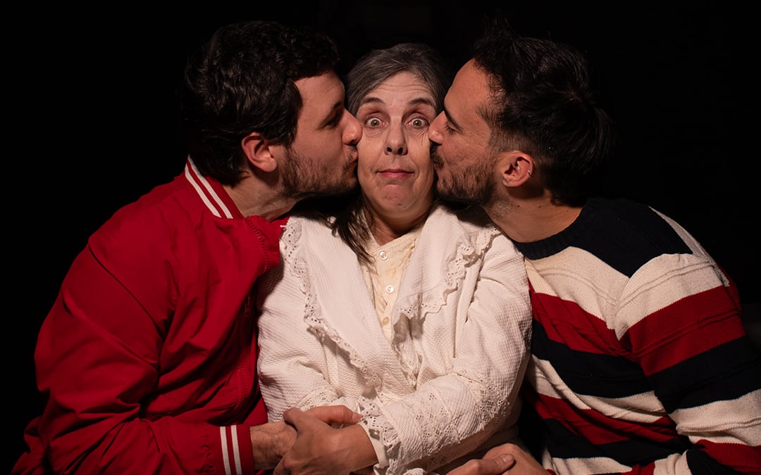 La puesta en escena convierte el escenario en la imagen mental de la protagonista, representando el desorden y la mezcla de recuerdos y literatura (@olivialaobra)