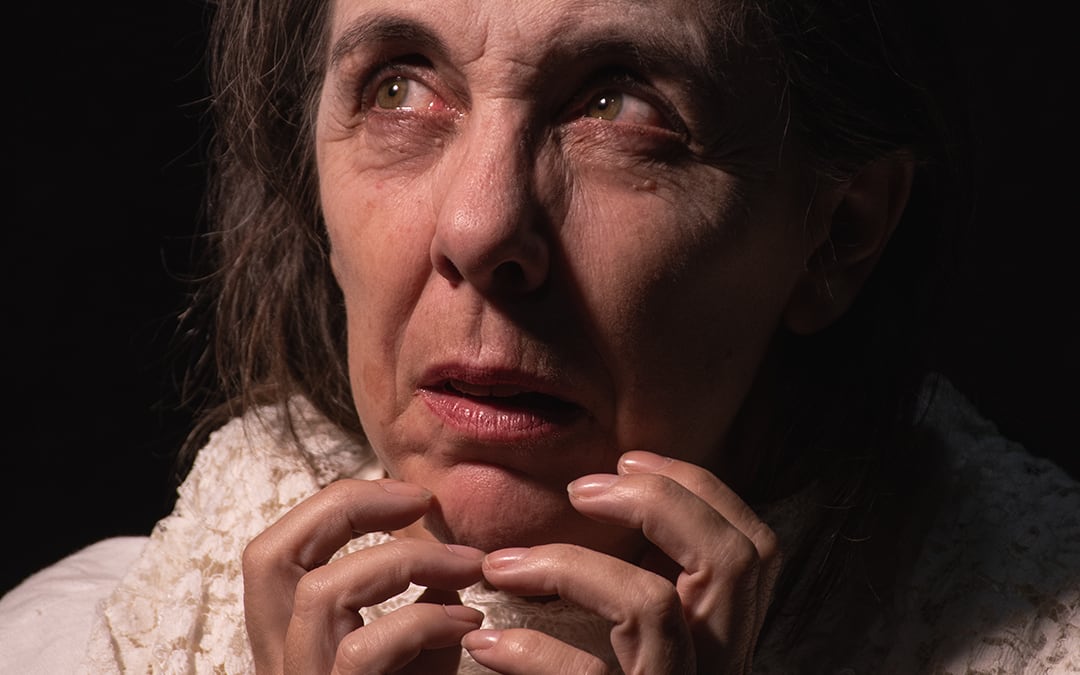 La obra Olivia narra la historia de una mujer con deterioro irreversible, mostrando la pérdida de independencia y la reconstrucción fragmentada de la memoria (@olivialaobra)