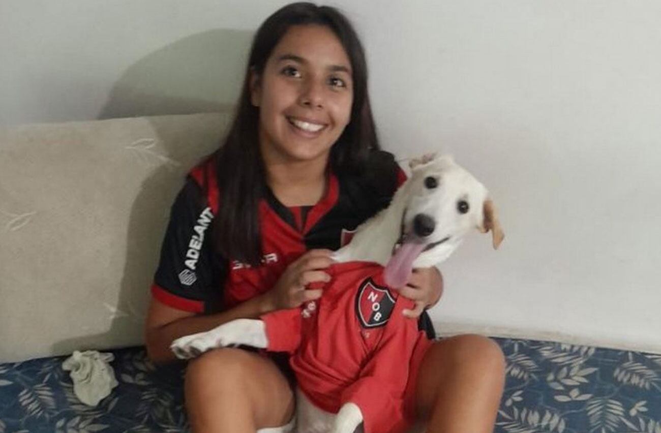 Coco, el perro hincha de Newell's que ingresó al partido de Rosario Central, junto a su dueña Giuliana