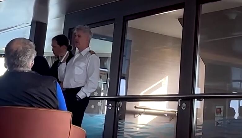 El momento en el que el capitán del MV Hondius informa sobre la muerte del primer pasajero: “El barco es seguro” (Reuters)